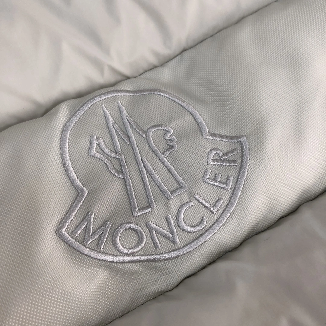 Moncler Down Jackets Supportive 146543
