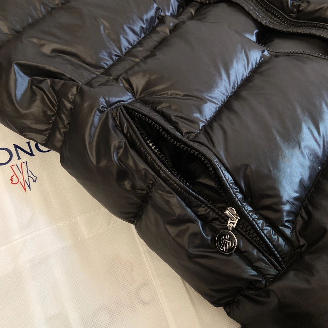 Tailored Moncler Down Jackets 146537