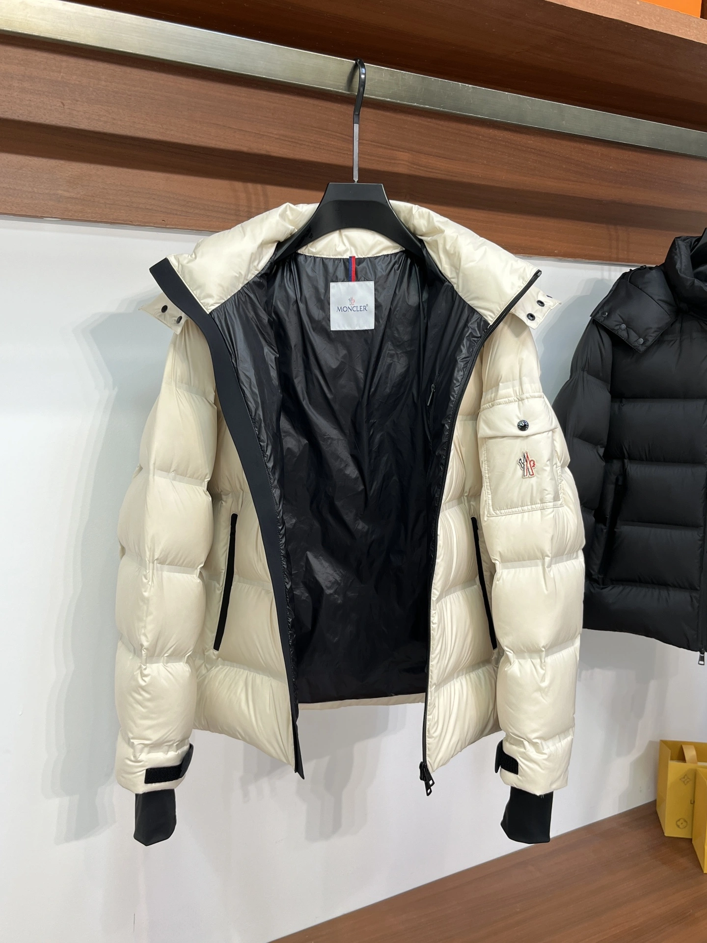 OdorResistant Moncler Down Jackets 146550