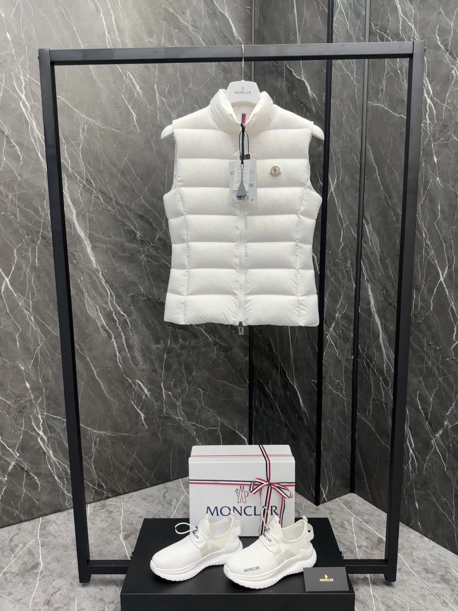 Moncler Down Jackets Trendsetting 146466