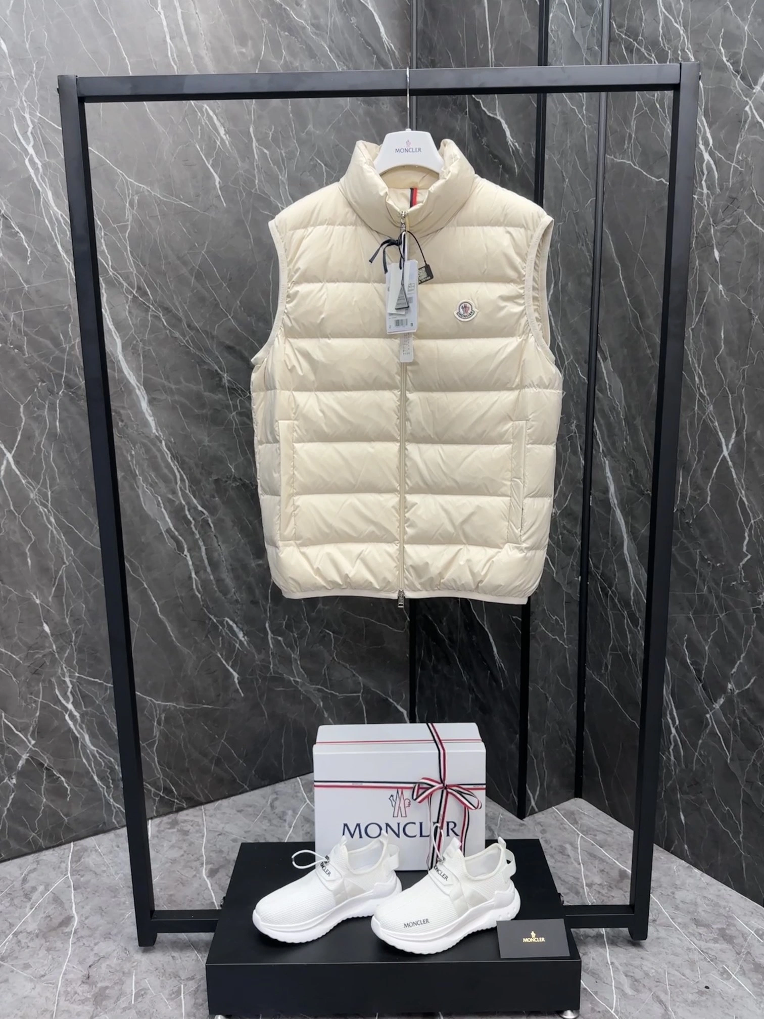 Moncler Down Jackets MultiPurpose 146460