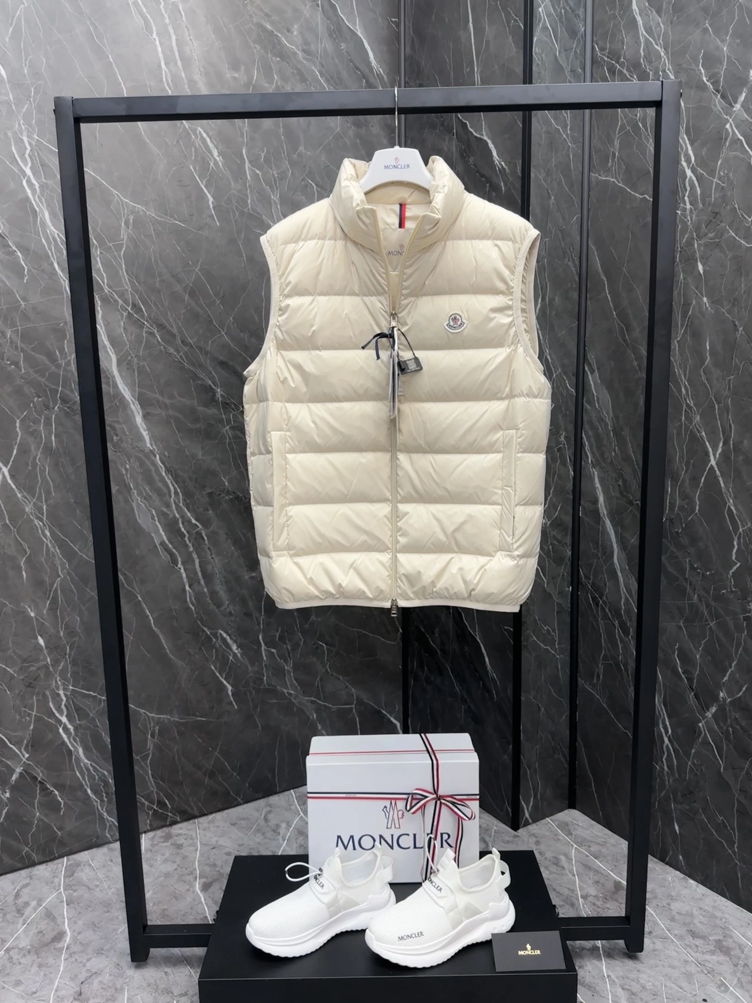 Moncler Down Jackets MultiPurpose 146460