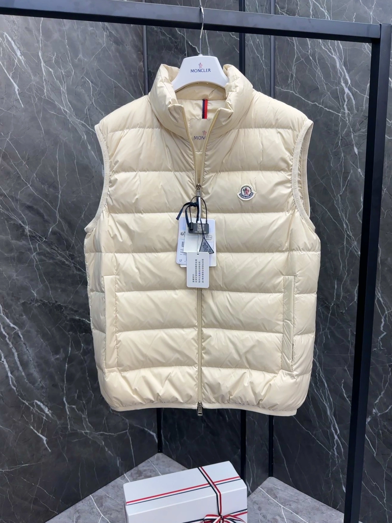 Moncler Down Jackets MultiPurpose 146460