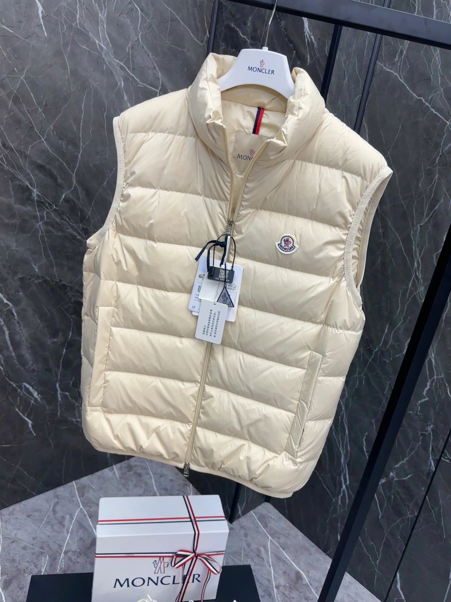 Moncler Down Jackets MultiPurpose 146460