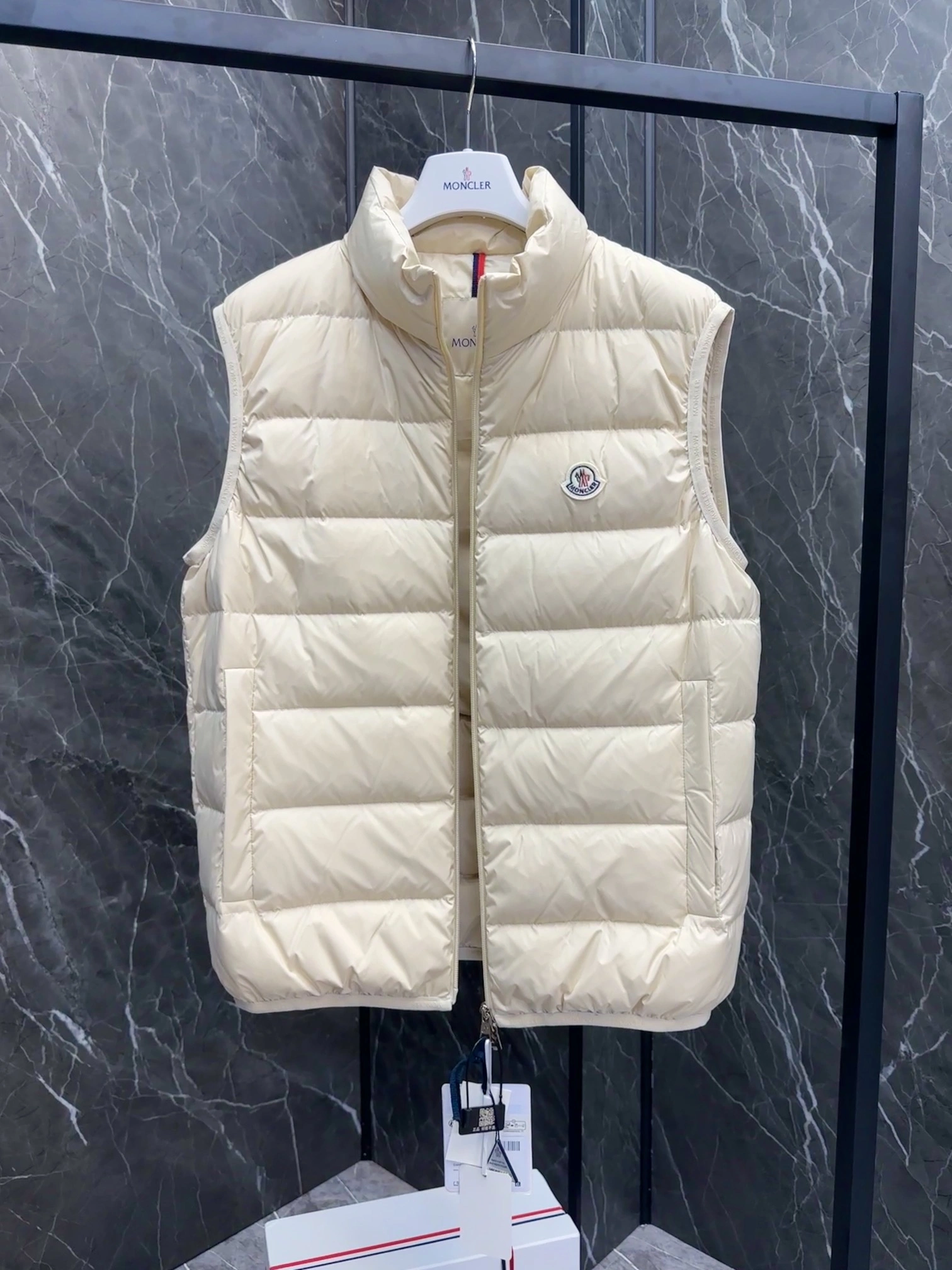 Moncler Down Jackets MultiPurpose 146460