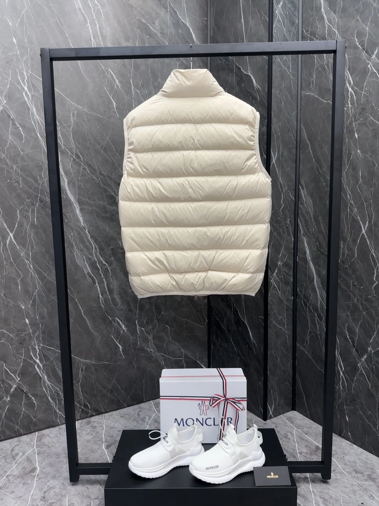 Moncler Down Jackets MultiPurpose 146460