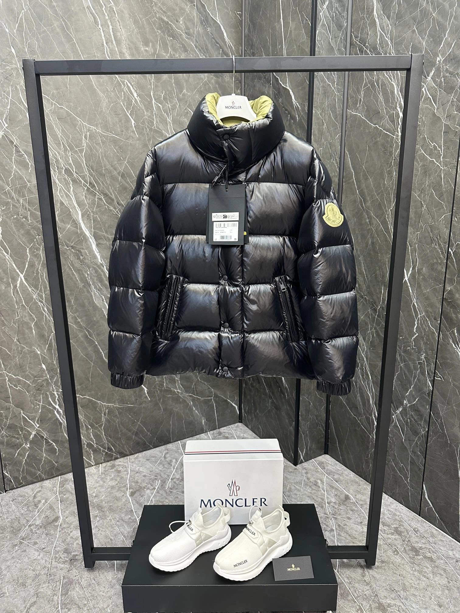 Sporty Moncler Down Jackets 146443