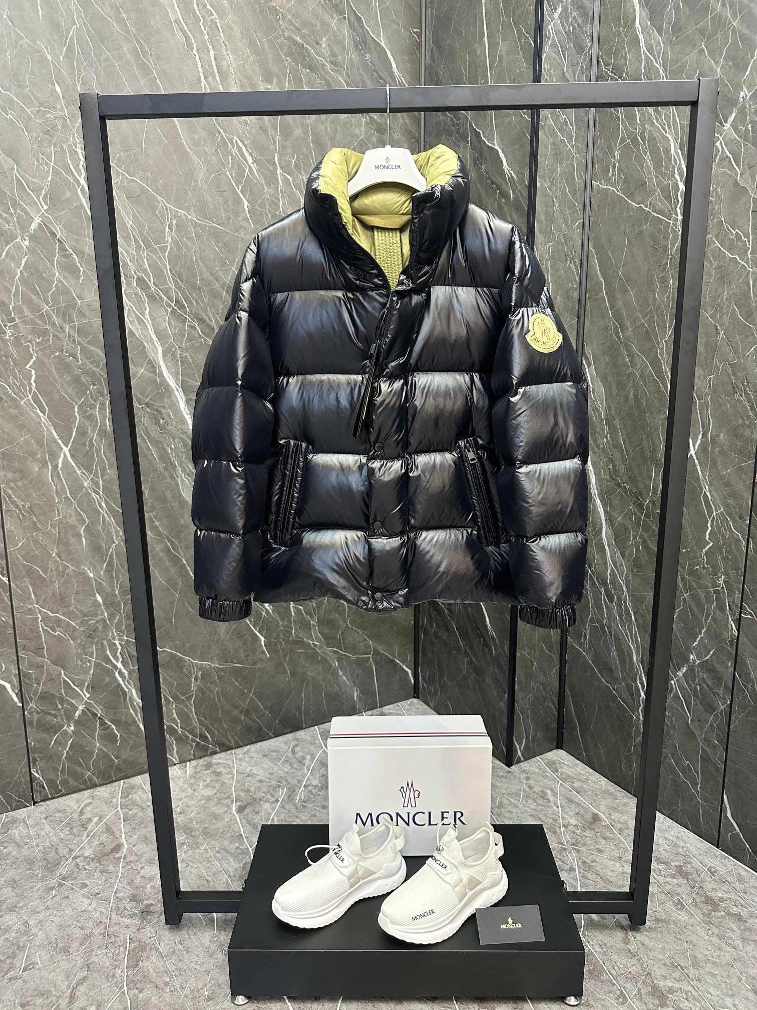 Sporty Moncler Down Jackets 146443