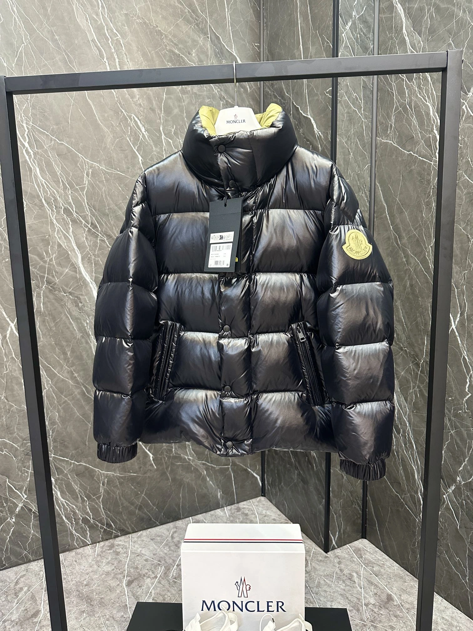 Sporty Moncler Down Jackets 146443