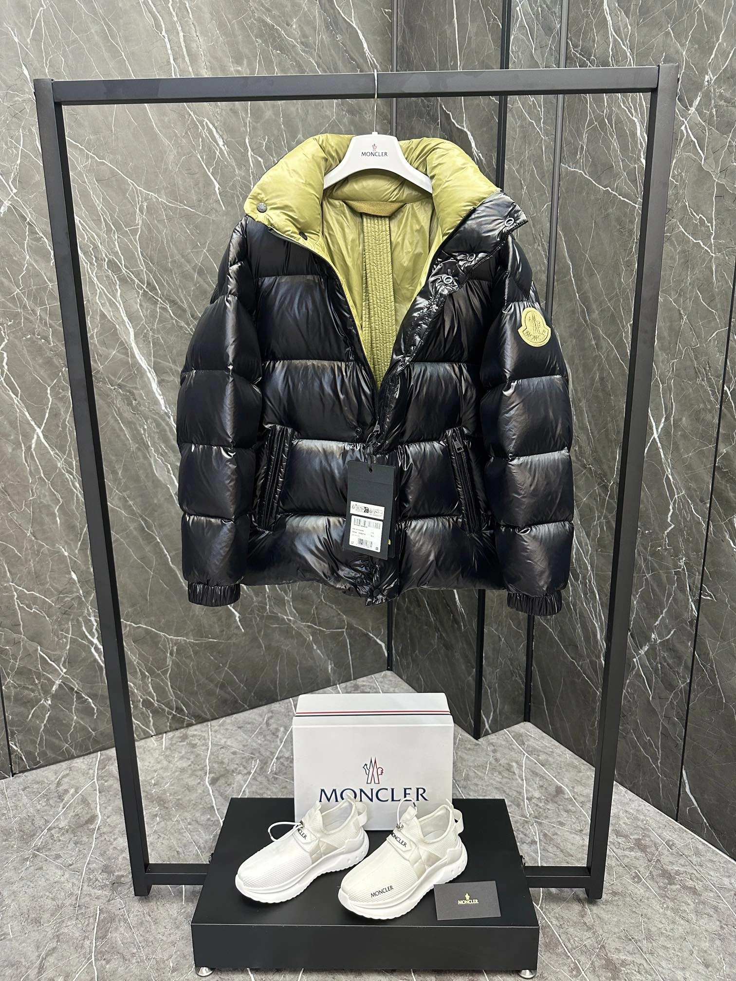 Sporty Moncler Down Jackets 146443
