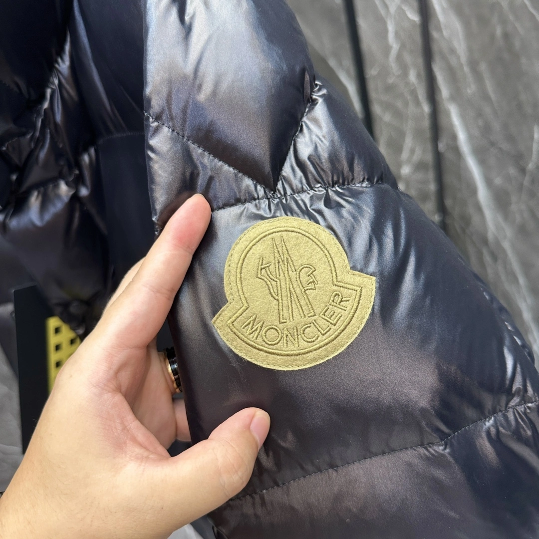 Sporty Moncler Down Jackets 146443