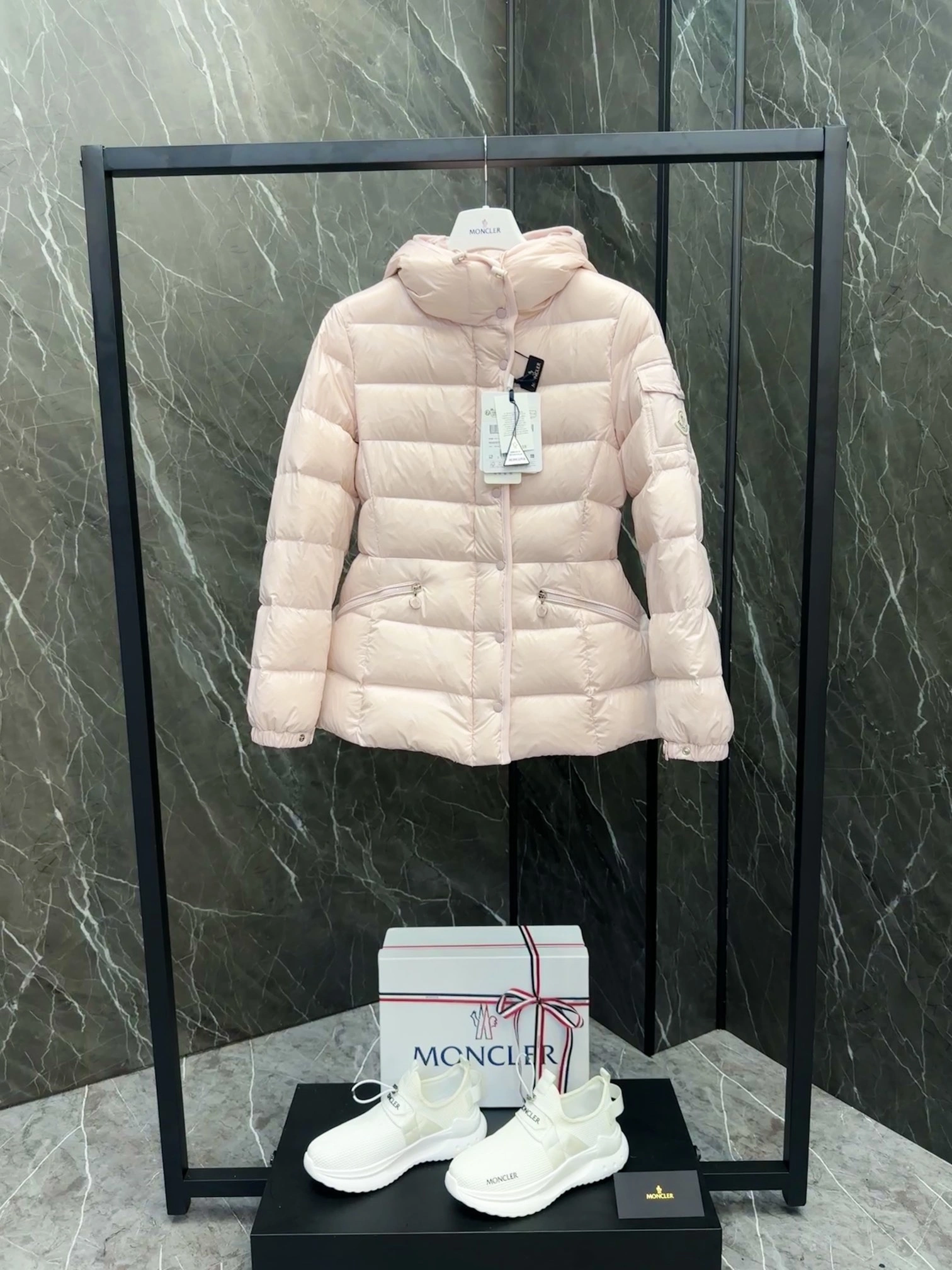 Sporty Moncler Down Jackets 146436