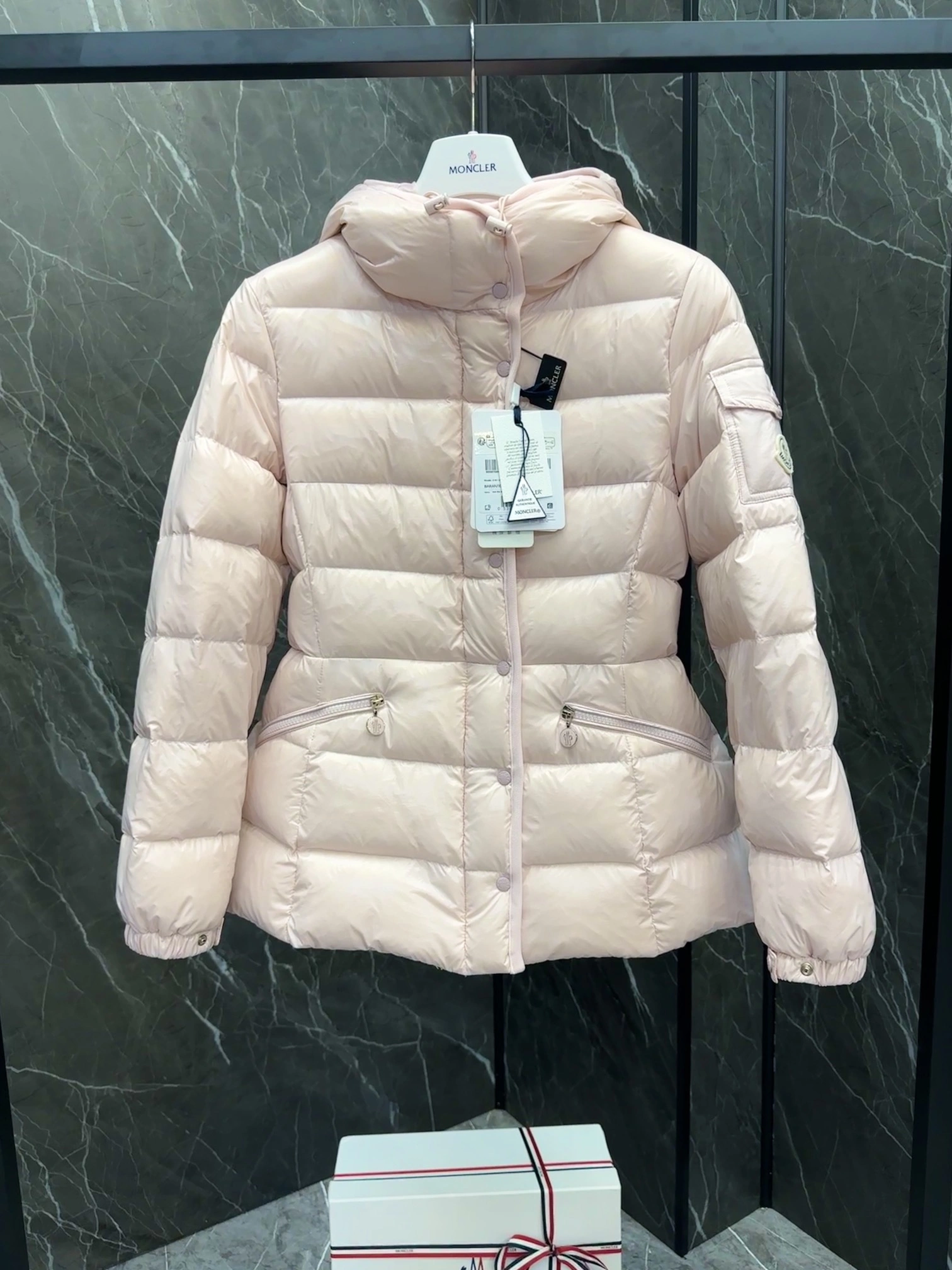 Sporty Moncler Down Jackets 146436