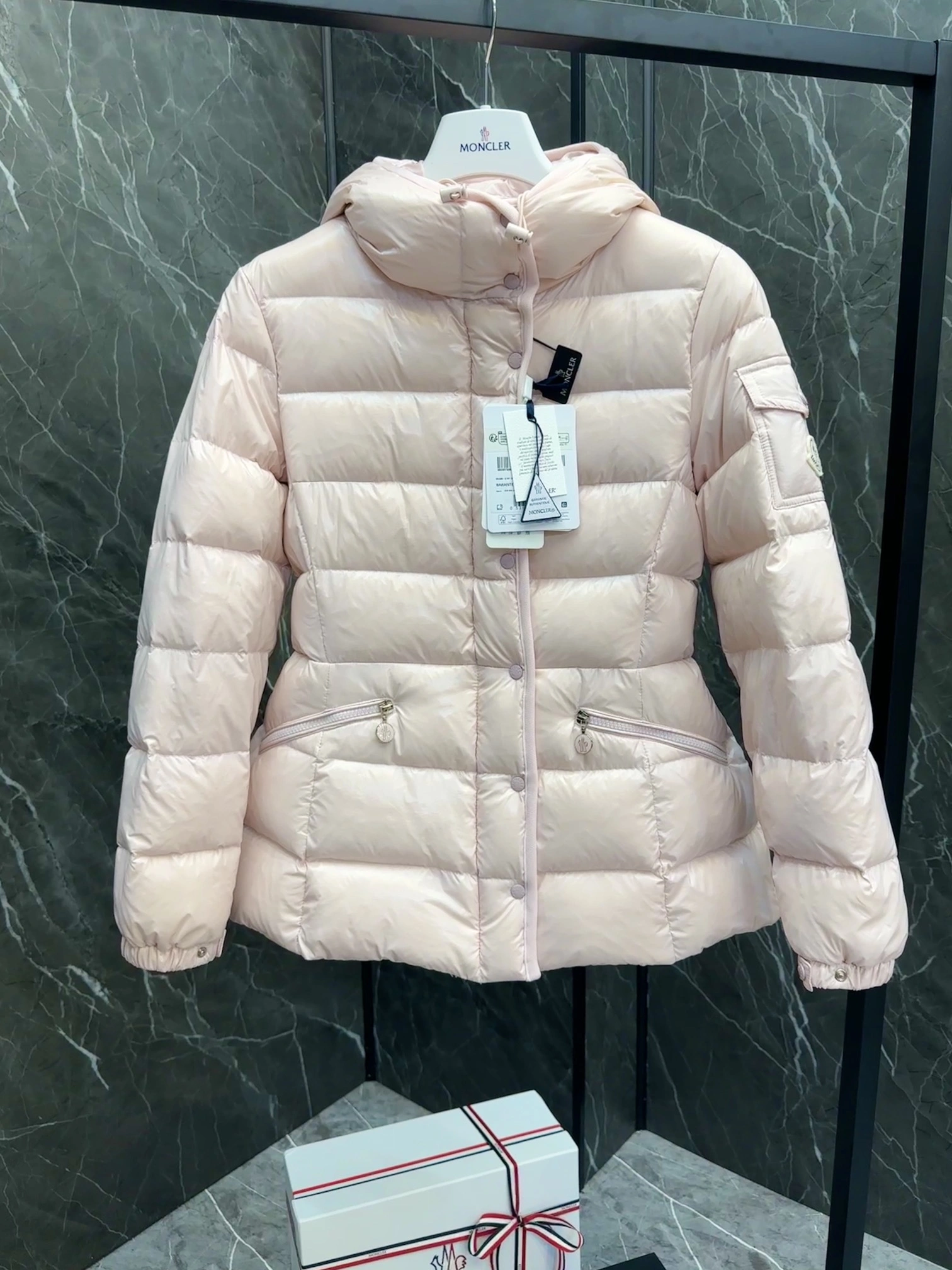 Sporty Moncler Down Jackets 146436