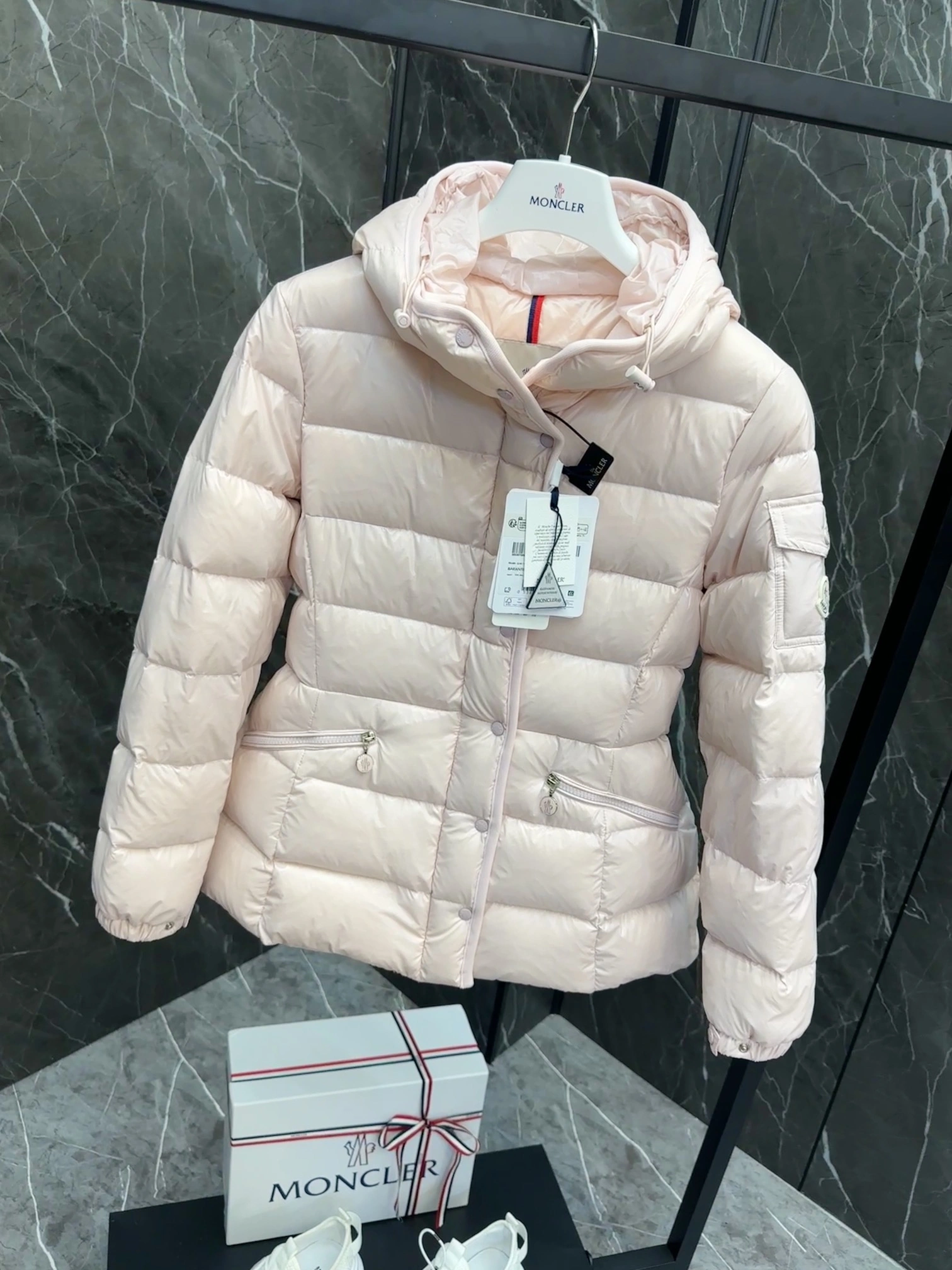 Sporty Moncler Down Jackets 146436