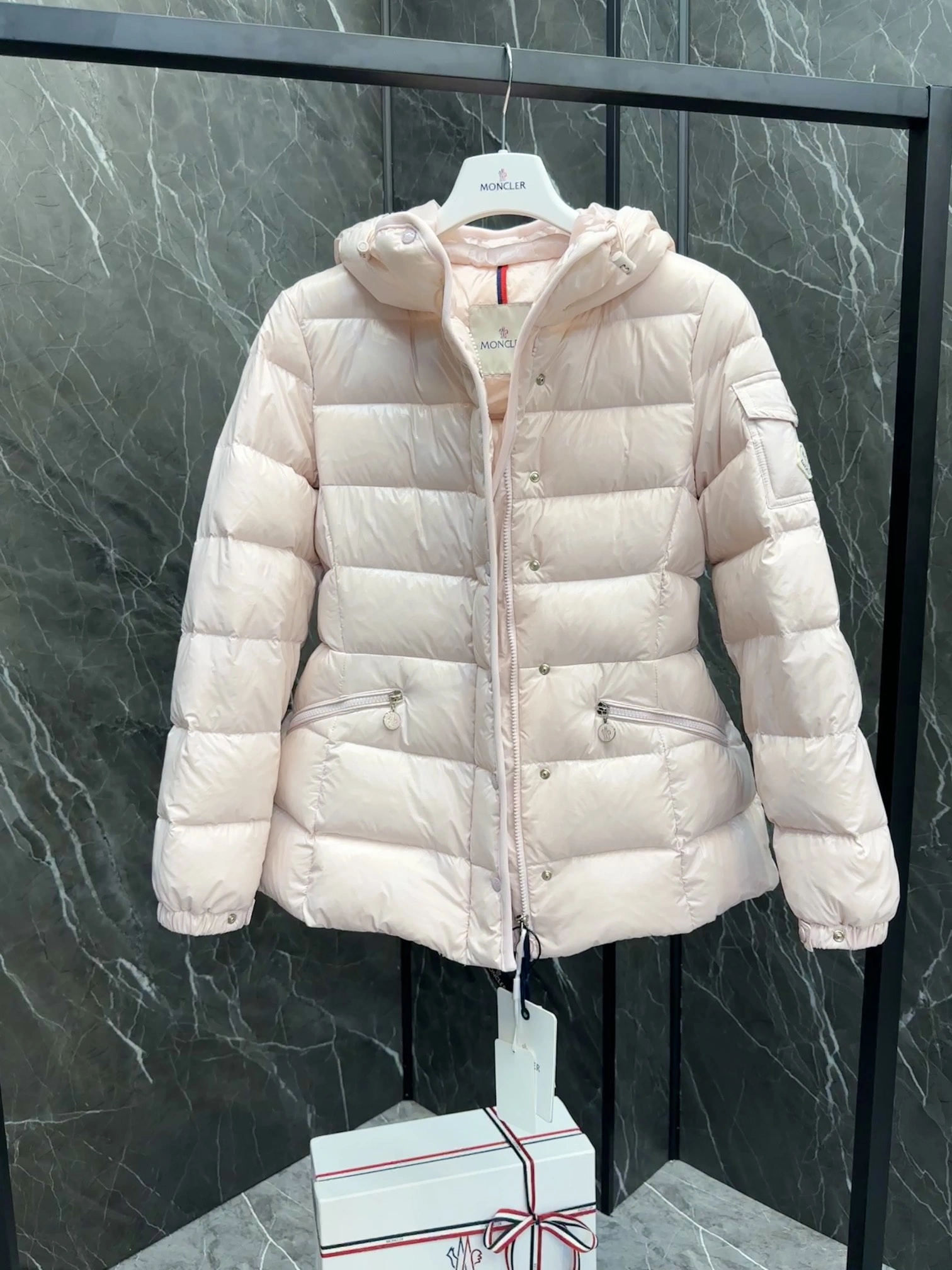 Sporty Moncler Down Jackets 146436