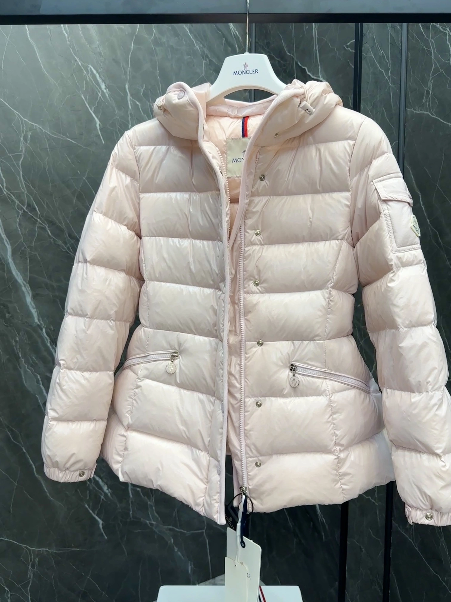 Sporty Moncler Down Jackets 146436