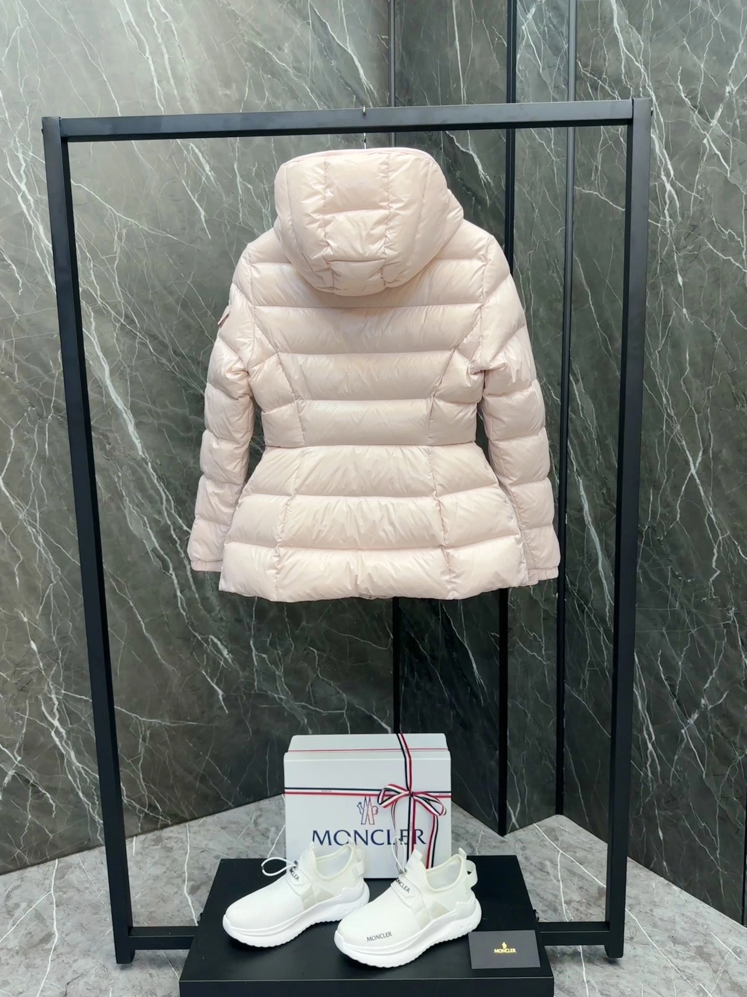 Sporty Moncler Down Jackets 146436