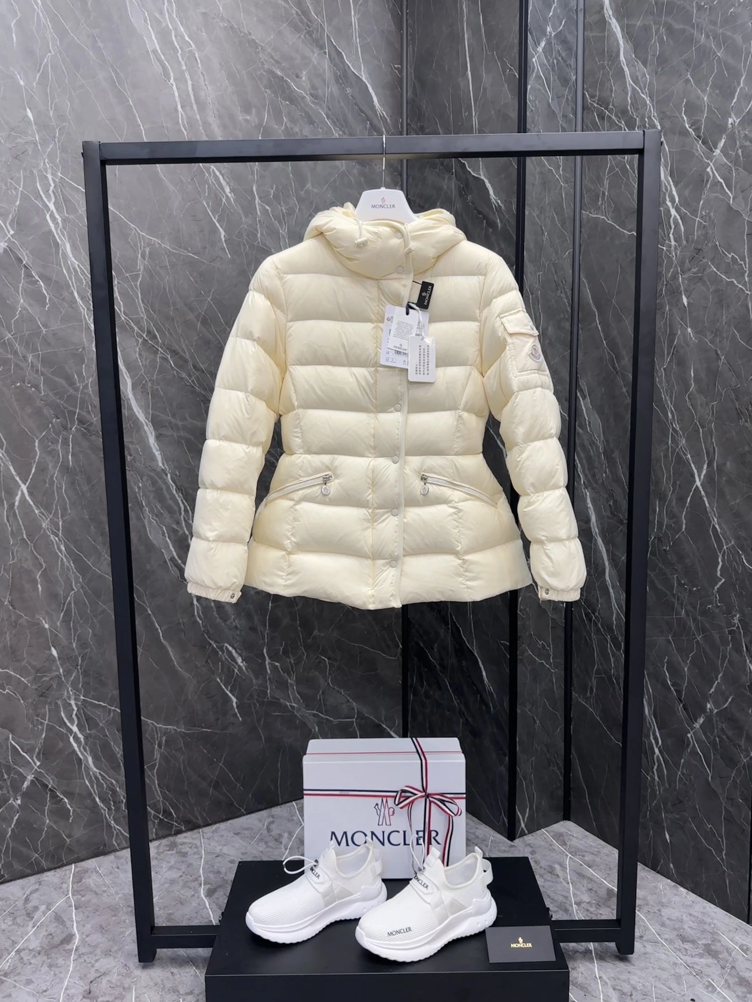 SmoothTexture Moncler Down Jackets 146432