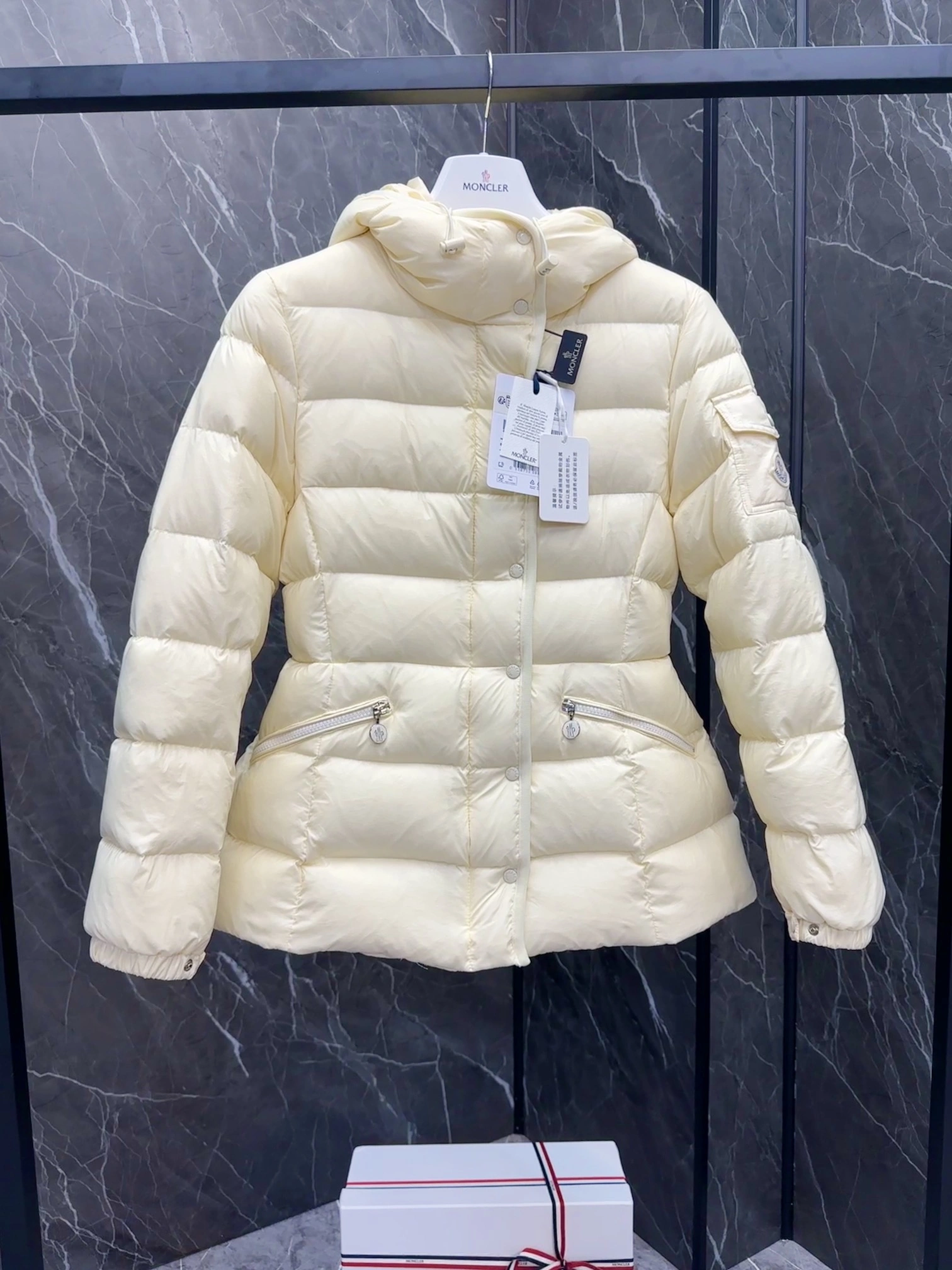SmoothTexture Moncler Down Jackets 146432