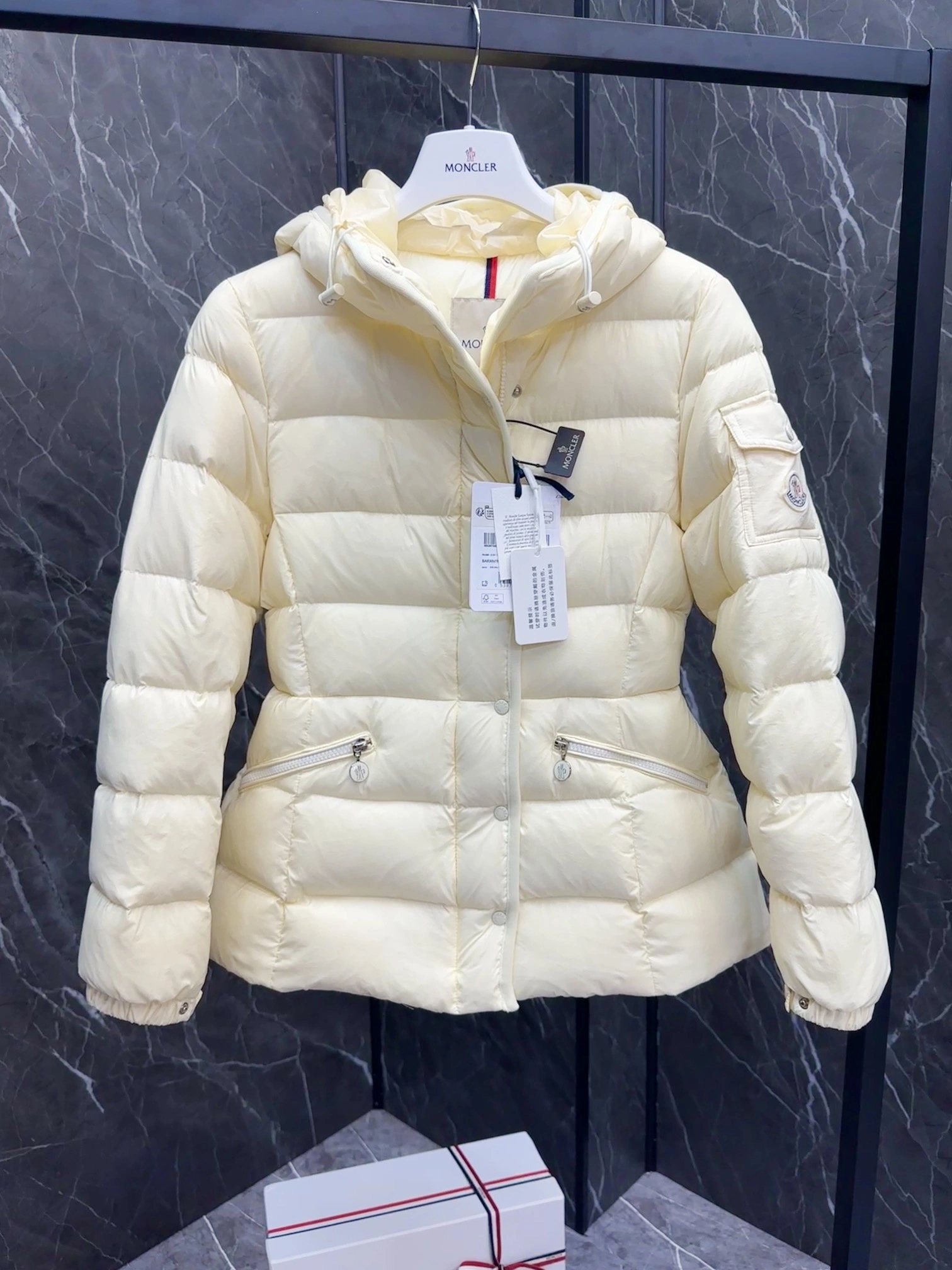 SmoothTexture Moncler Down Jackets 146432