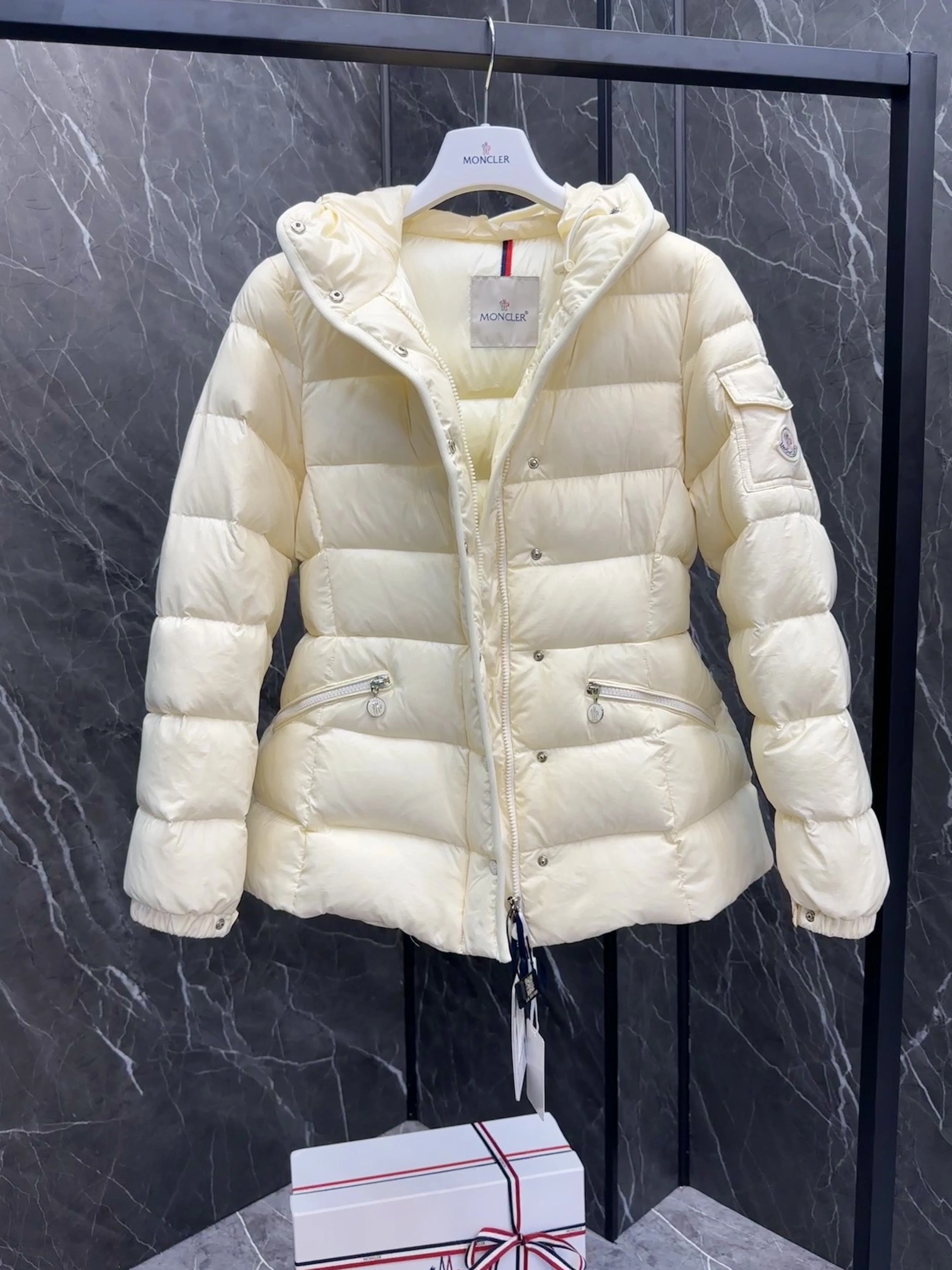 SmoothTexture Moncler Down Jackets 146432