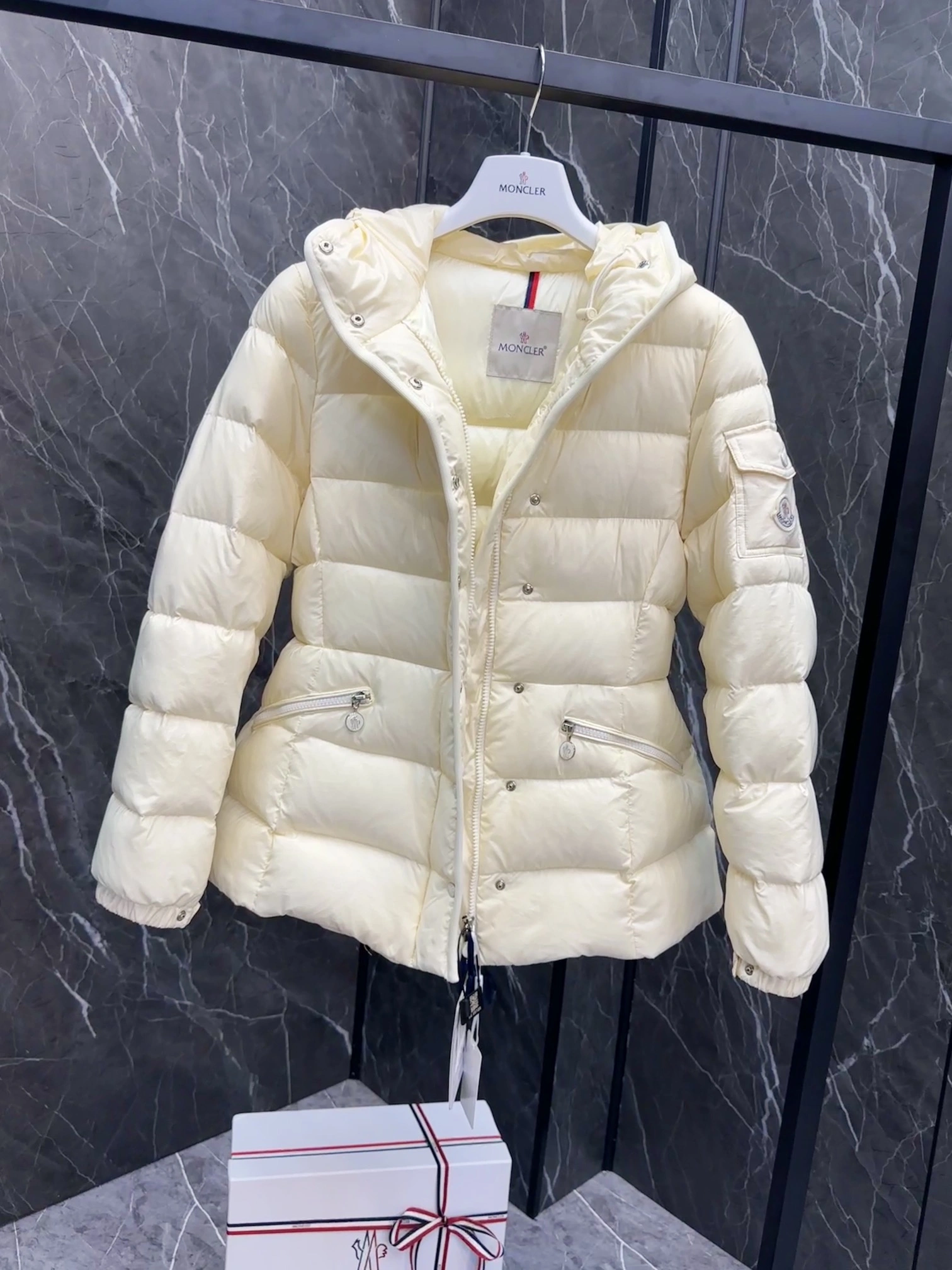 SmoothTexture Moncler Down Jackets 146432
