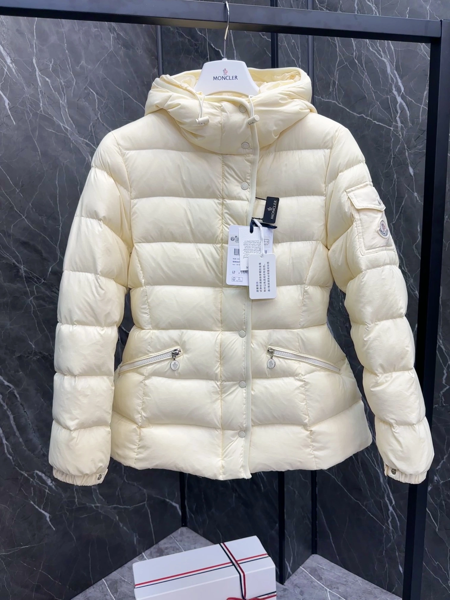 SmoothTexture Moncler Down Jackets 146432