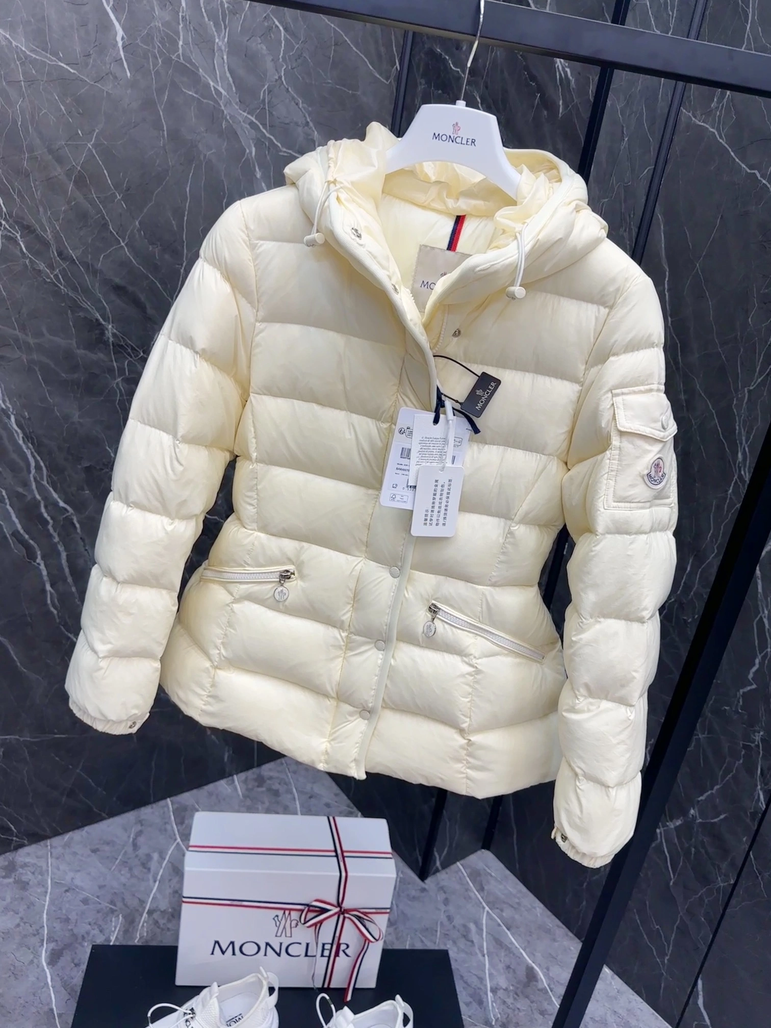 SmoothTexture Moncler Down Jackets 146432
