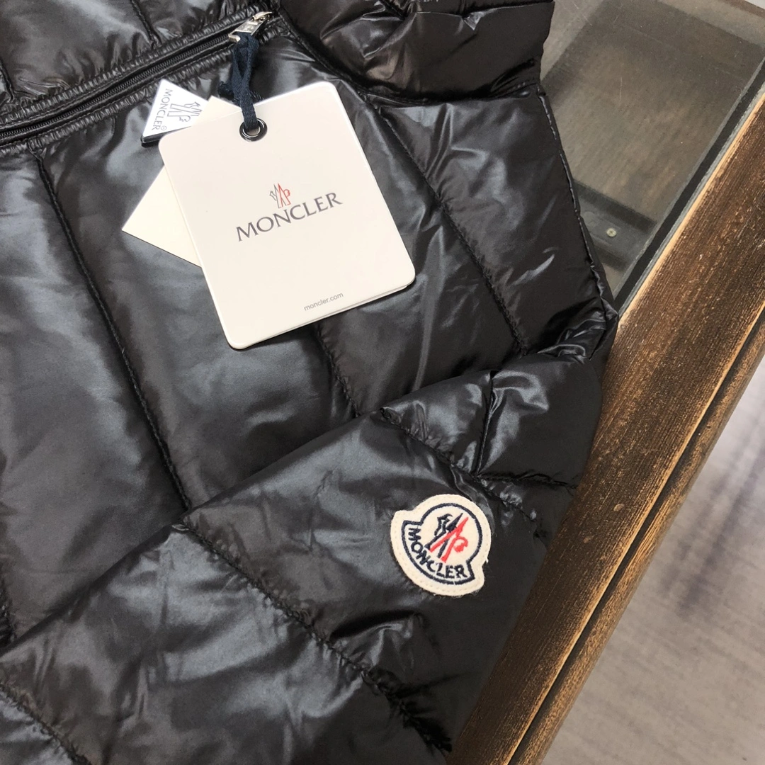 Moncler Down Jackets EyeCatching 146407