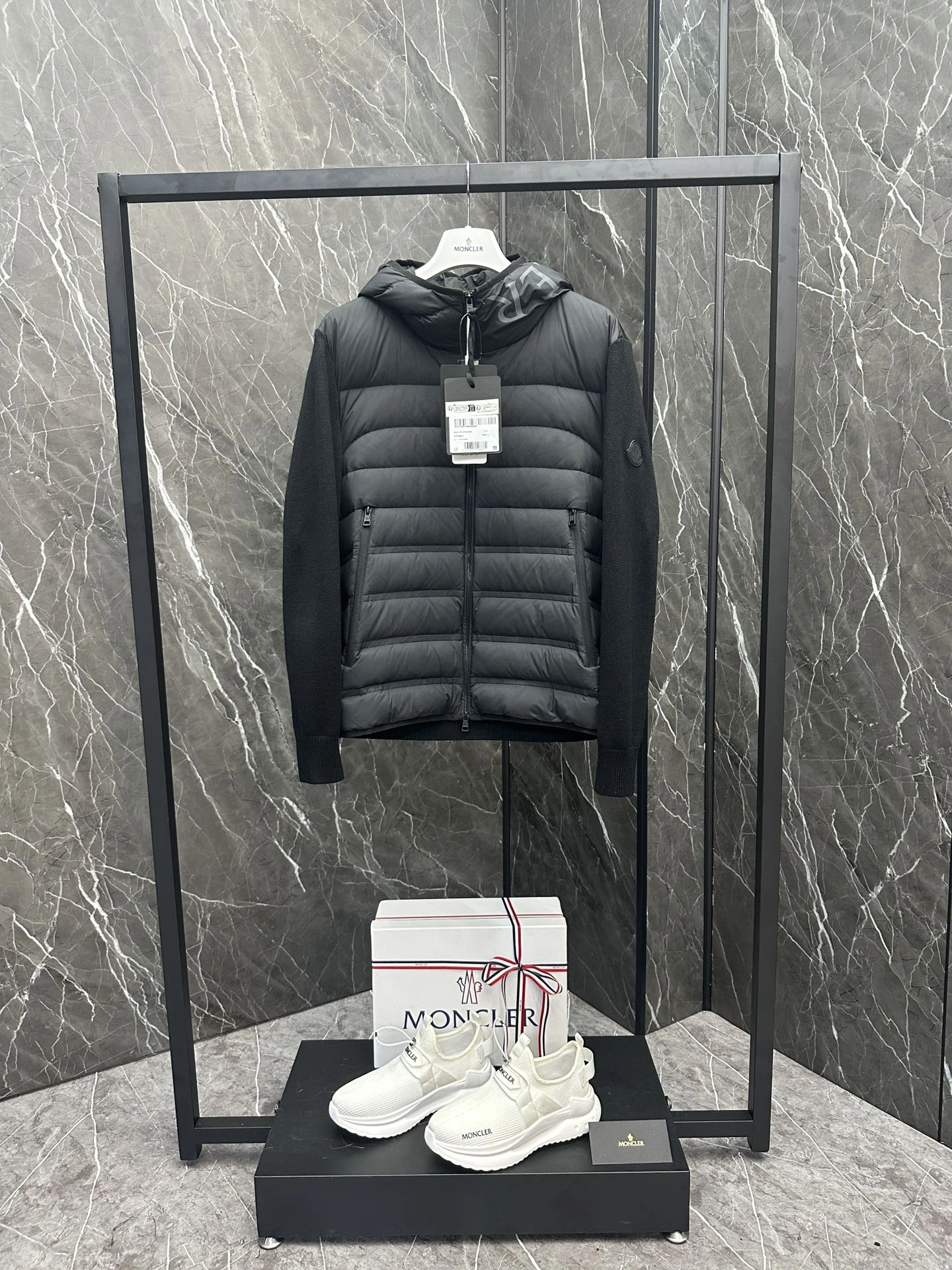 Moncler Down Jackets Sleek 146386