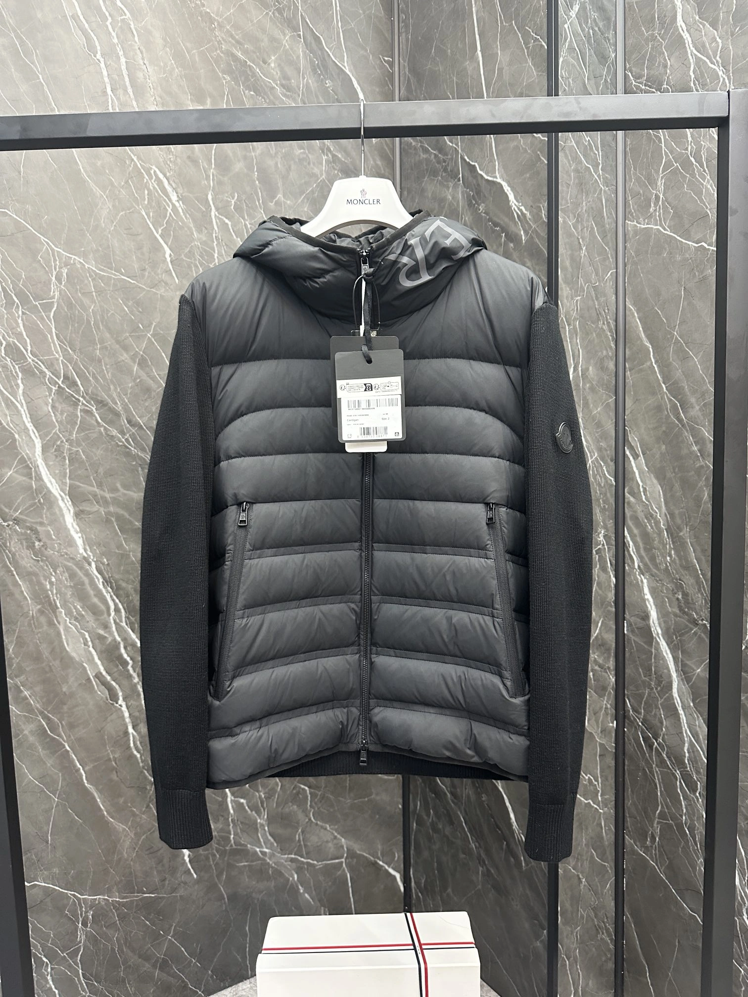 Moncler Down Jackets Sleek 146386