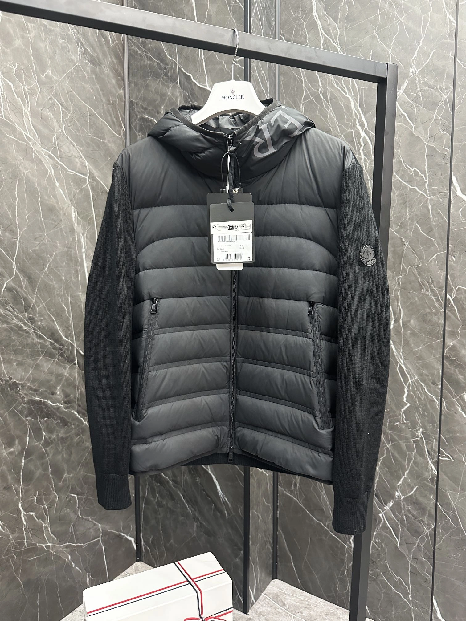 Moncler Down Jackets Sleek 146386