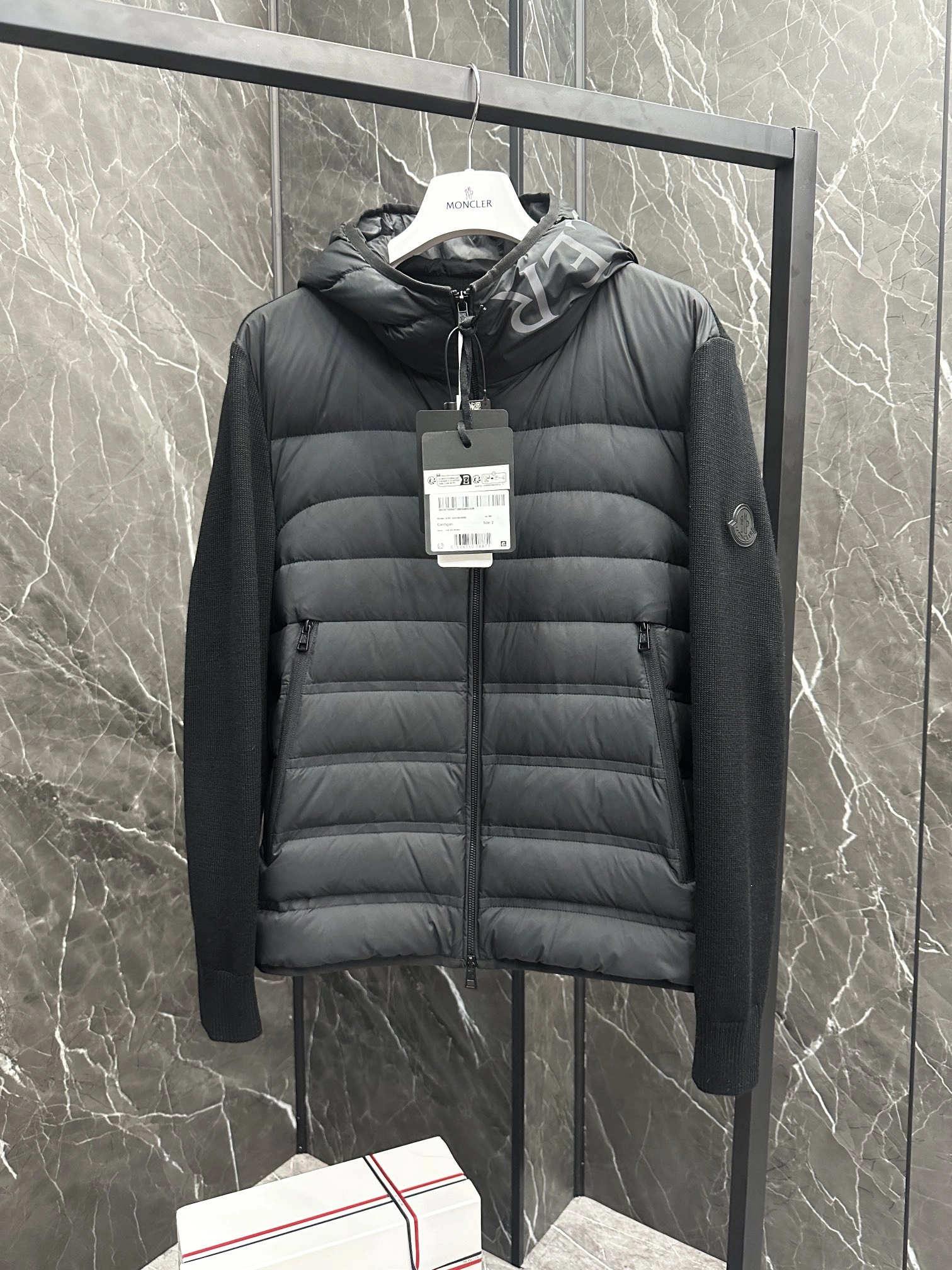 Moncler Down Jackets Sleek 146386
