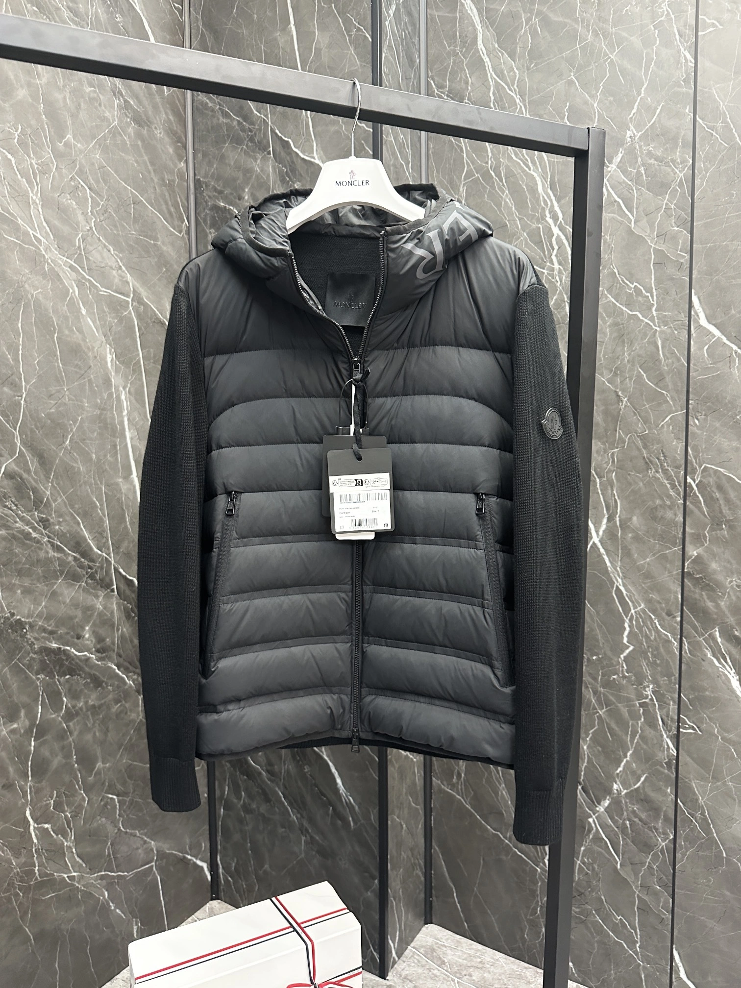 Moncler Down Jackets Sleek 146386