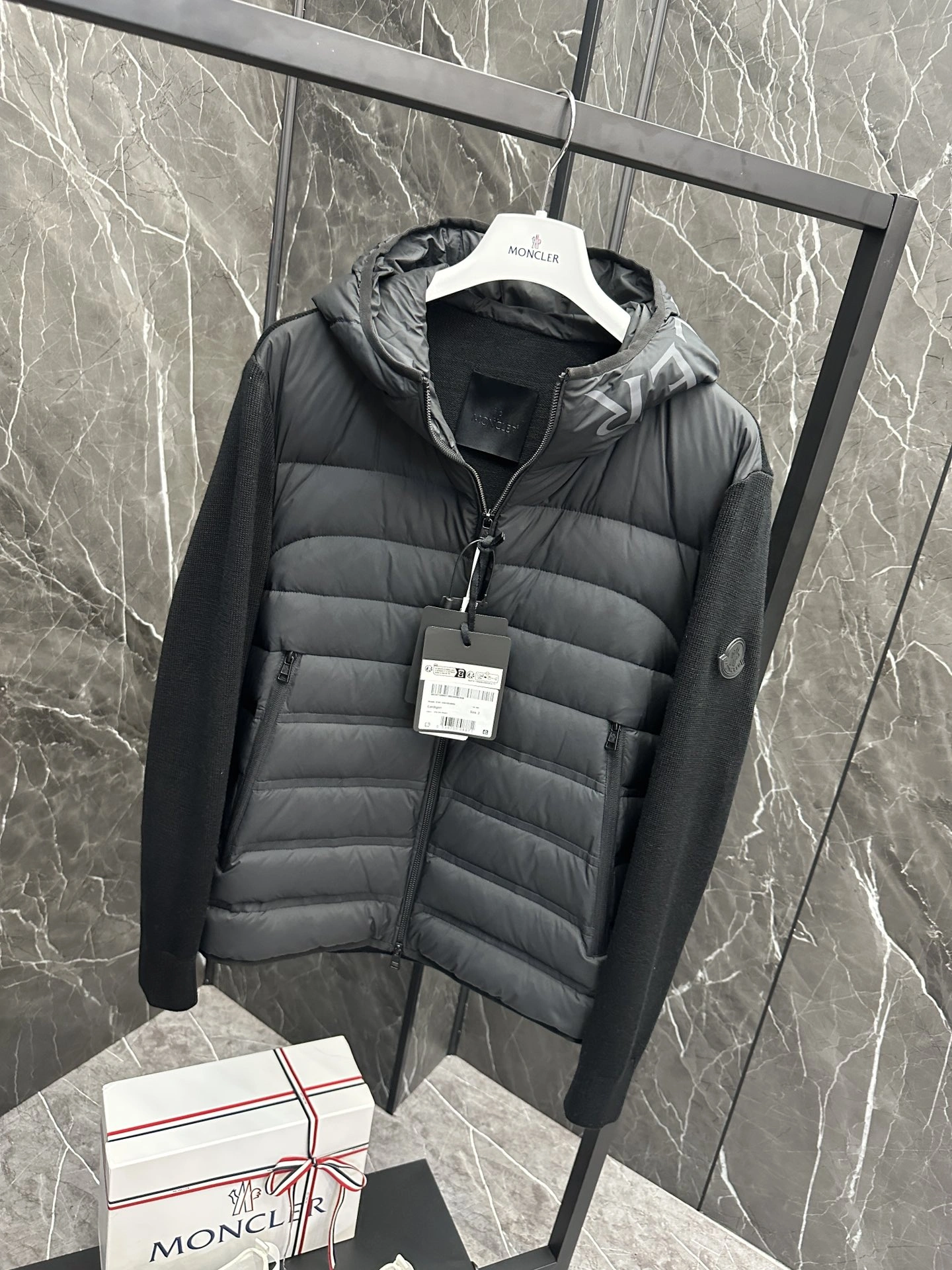 Moncler Down Jackets Sleek 146386