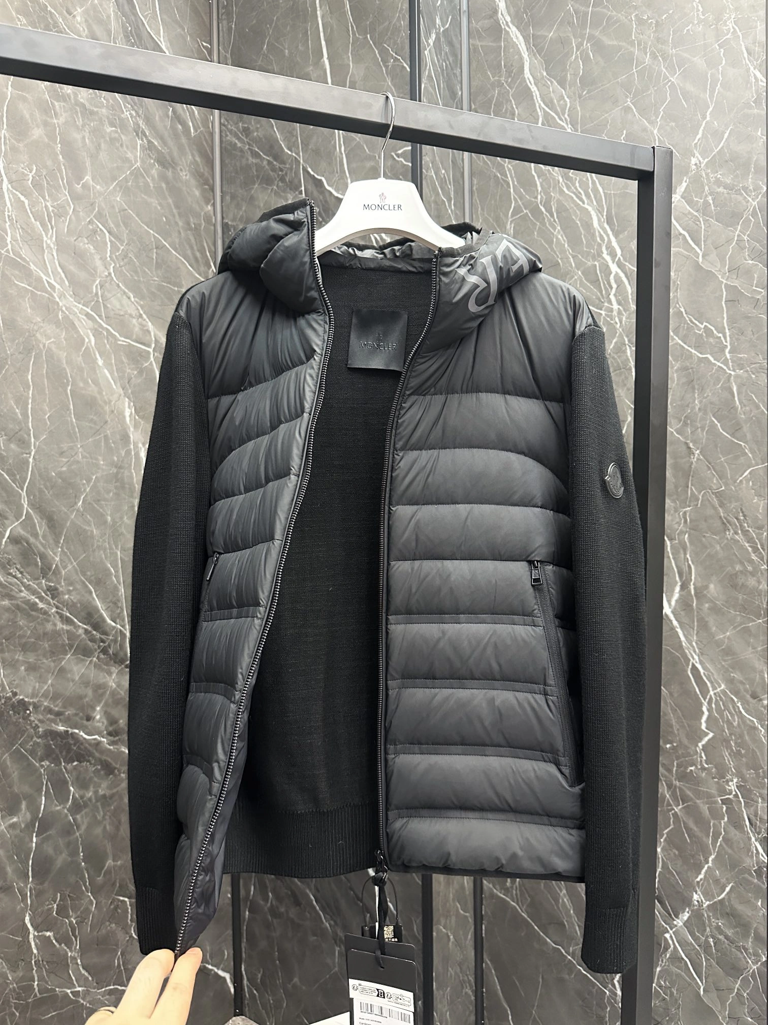 Moncler Down Jackets Sleek 146386