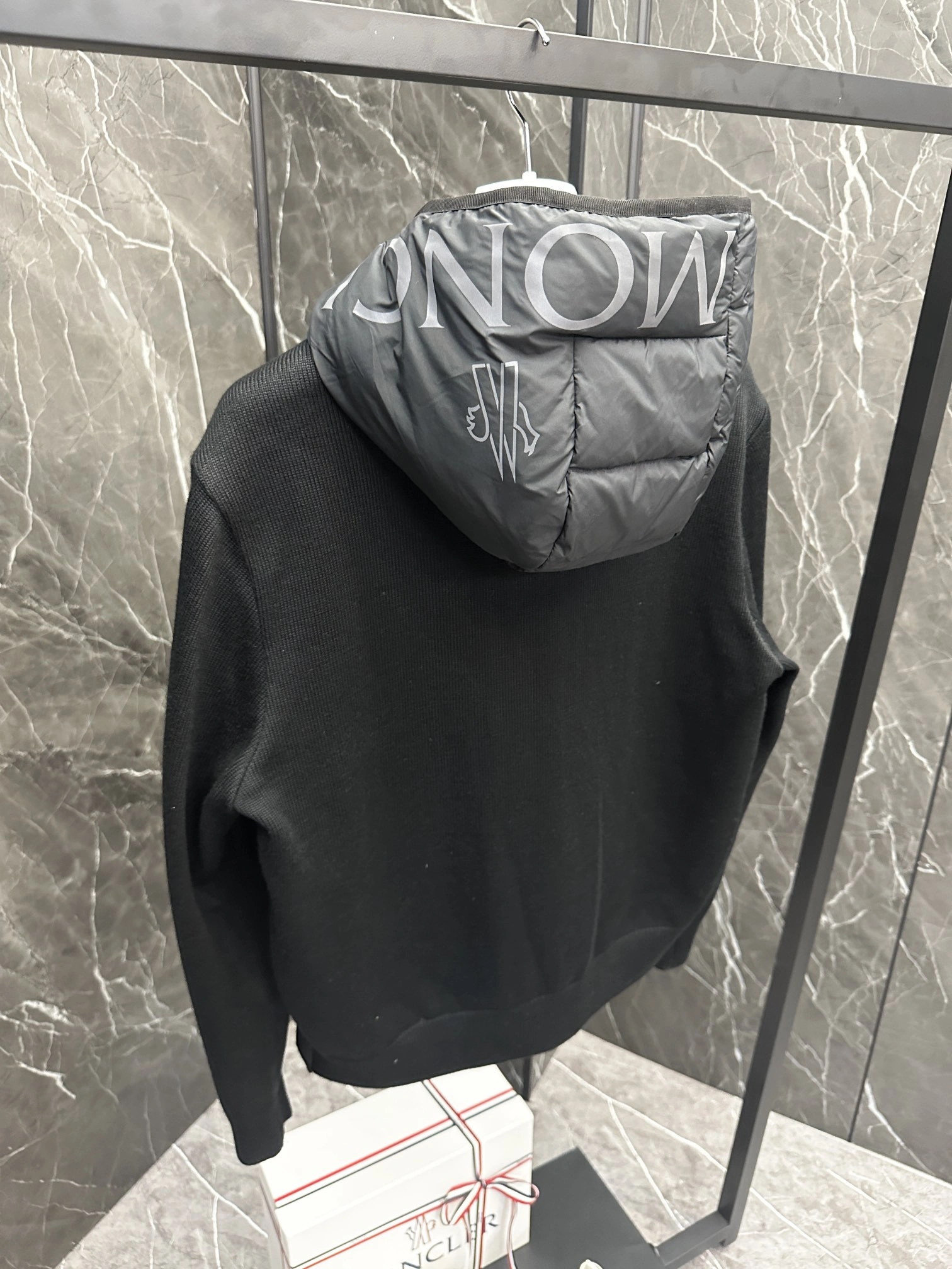 Moncler Down Jackets Sleek 146386