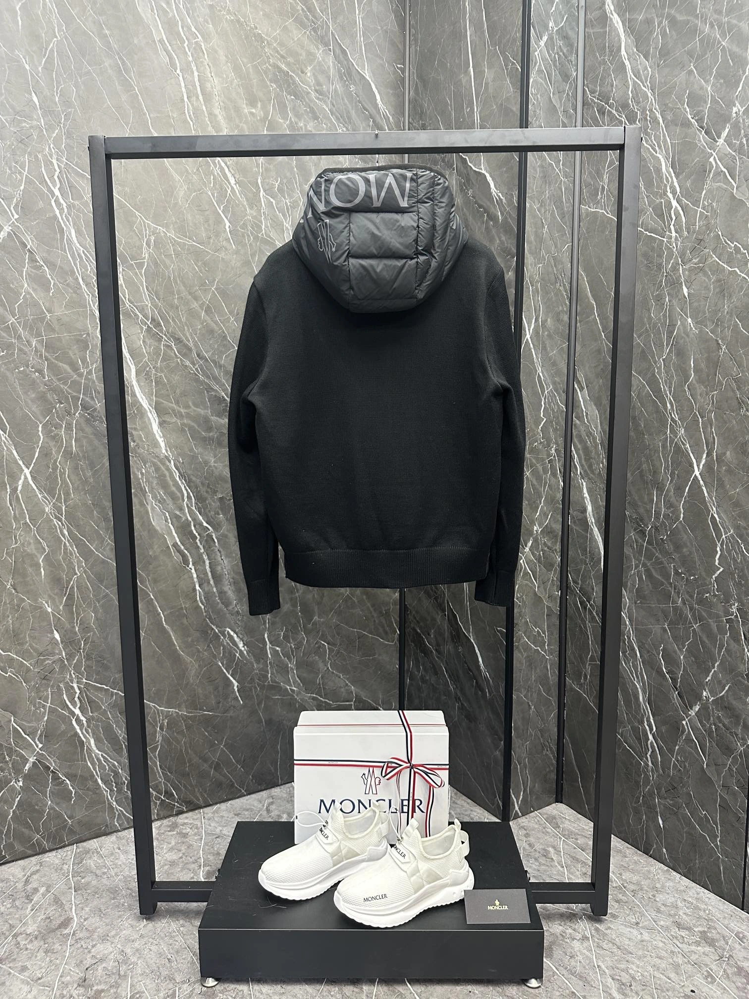 Moncler Down Jackets Sleek 146386
