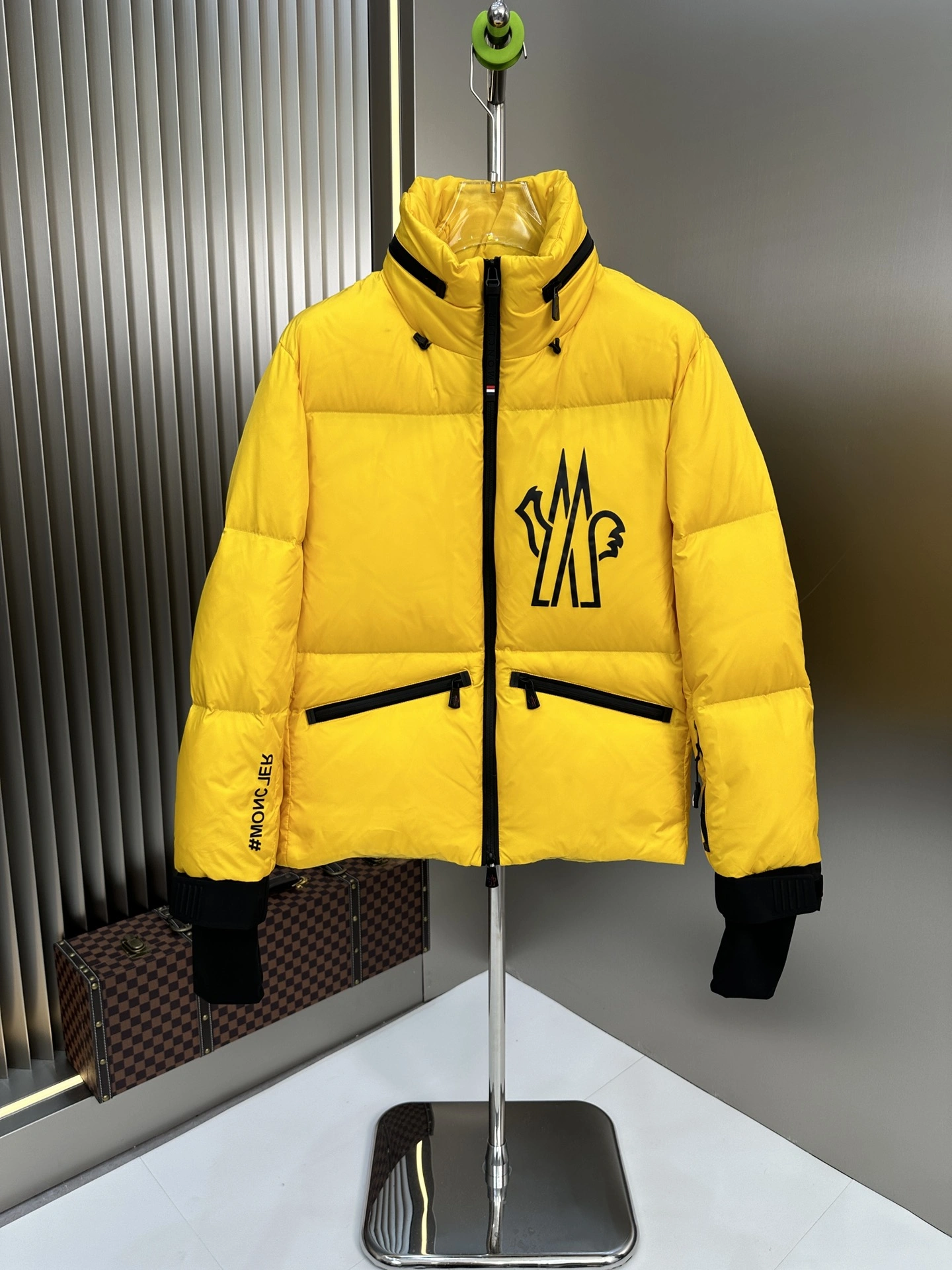 Moncler Down Jackets Unique 146357