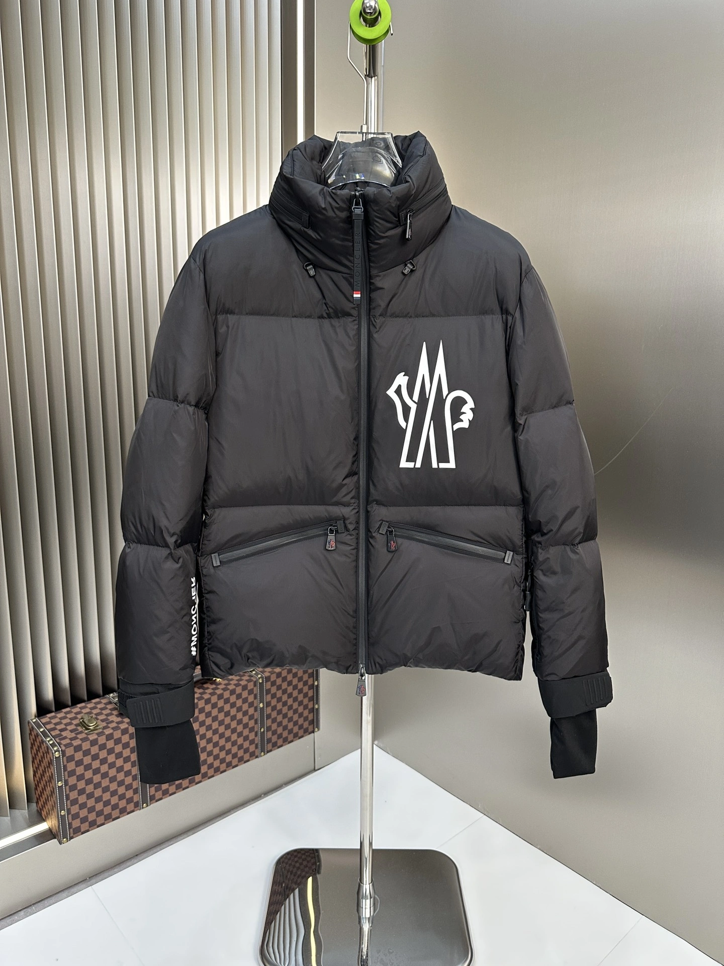 Moncler Down Jackets Unique 146357