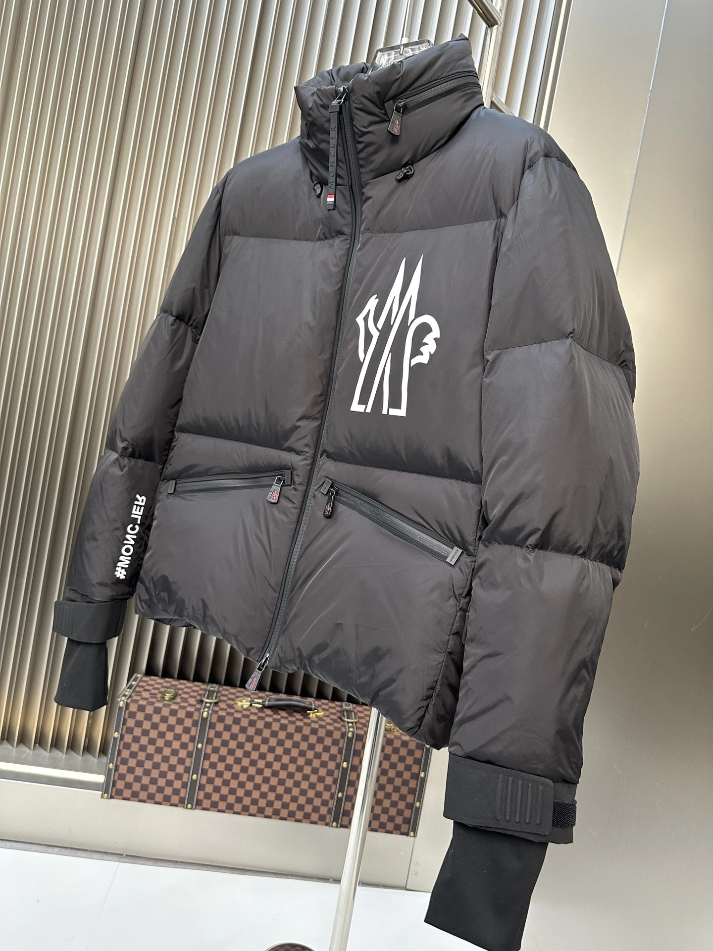 Moncler Down Jackets Unique 146357