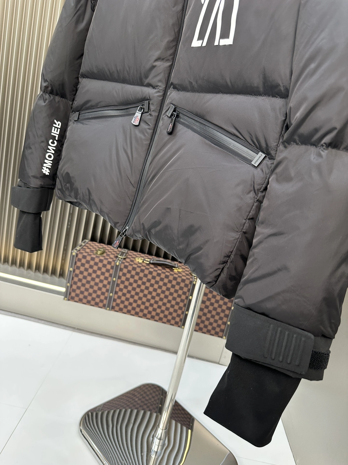 Moncler Down Jackets Unique 146357
