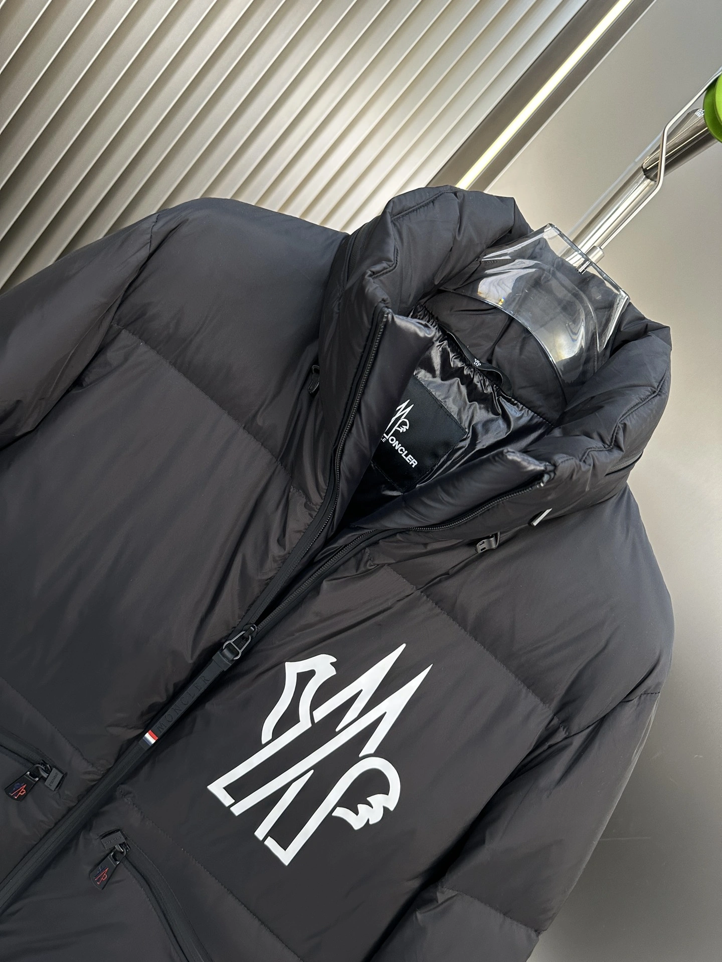 Moncler Down Jackets Unique 146357