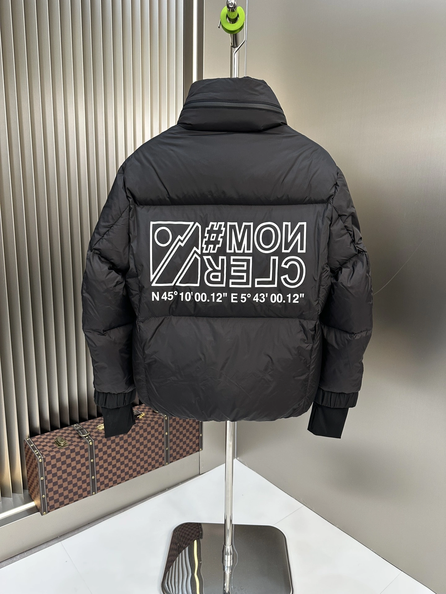Moncler Down Jackets Unique 146357