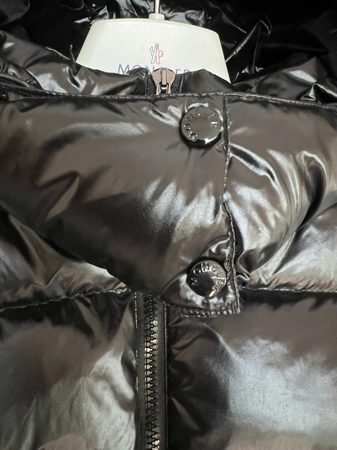 Snug Moncler Down Jackets 146346