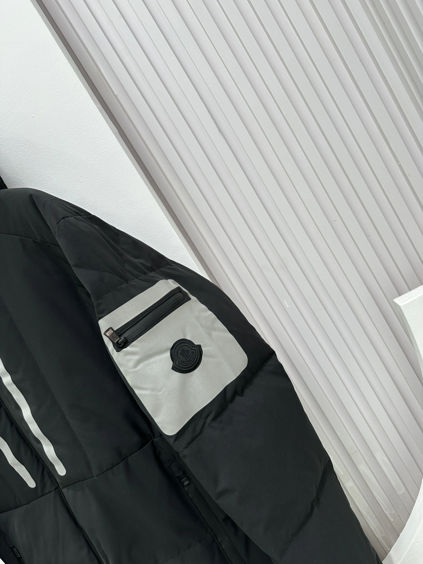 Sporty Moncler Down Jackets 146326