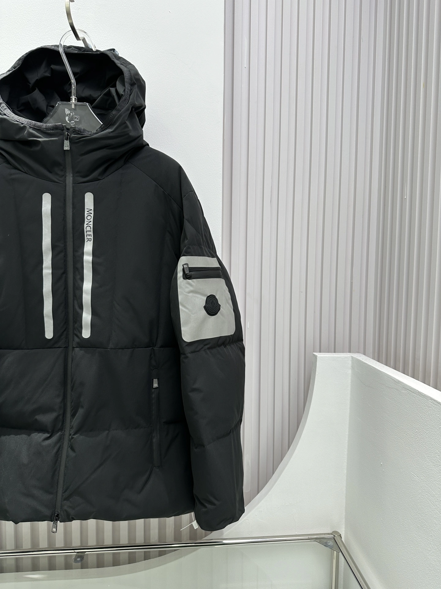 Sporty Moncler Down Jackets 146326