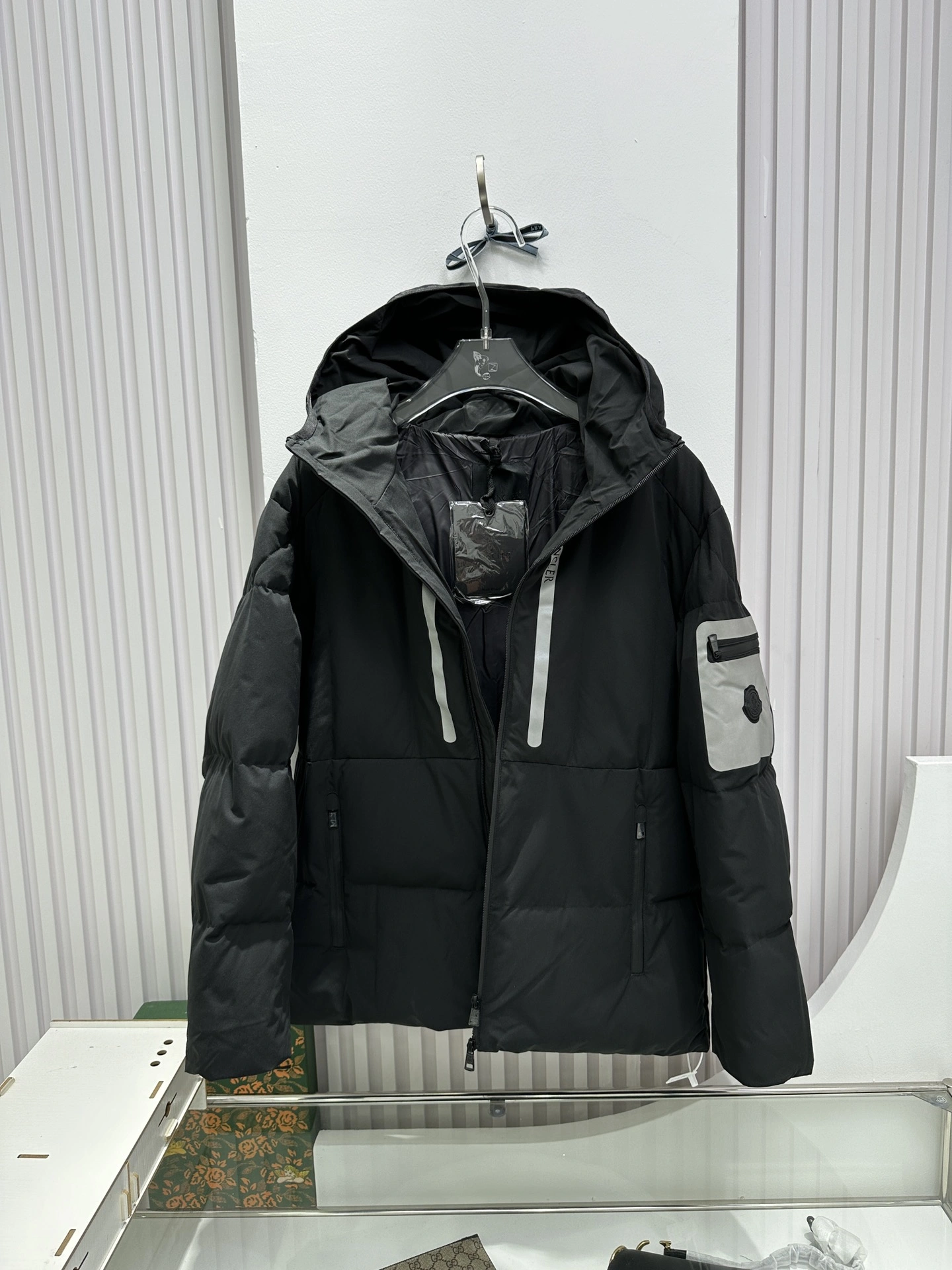 Sporty Moncler Down Jackets 146326