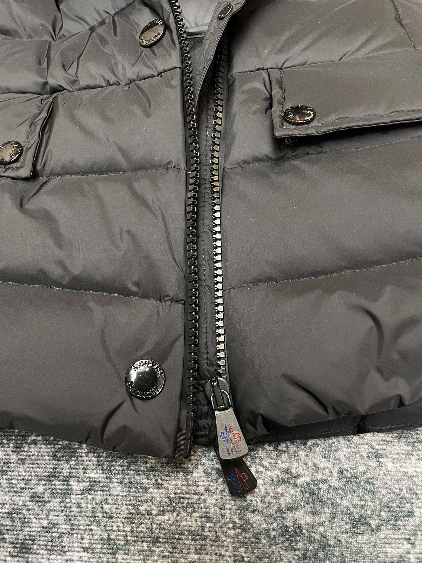 Moncler Down Jackets SmoothTexture 146313